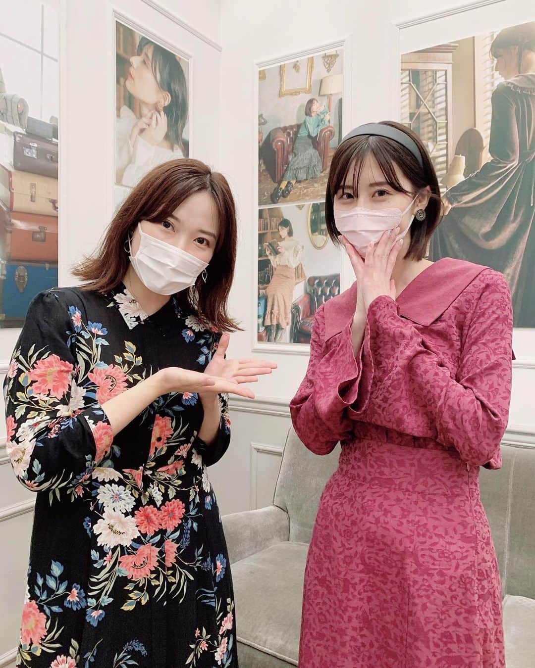 亜希子のインスタグラム：「有村藍里ちゃん(@arimuraairi )がディレクターを務めるお洋服のブランド、『rose blue』展示会にお邪魔しました。  洋服の展示会はこれまで殆どご縁がなく(華やかな人々のためのイベントだと思っていた)いつもテンパっちゃうのですが、藍里どんの勇士だけは是非とも拝見したいと思いました。  結果、本っ当に伺うことが出来て良かったです。  お洋服の生地が、とってもしっかりしている。そしてデザインも凄く丁寧で、「どうしてこの服を作ったのか」という意図が伝わってきました。  女の子が座った時に股下が皺にならないように、生地の素材までこだわっていたり、ウエストが締まって見えるようにハイウエストで切り替えになっていたり、テクニックが散りばめられていました。  スタッフさんも誠実で、何より全てを取り仕切っている藍里どん、カッコ良かったです。  僭越ながら、考え方が似ていると思うマブダチ(だと私は勝手に思っております)  そして、誕生日が8/18で同じな私たち。良い刺激いただきました✨」