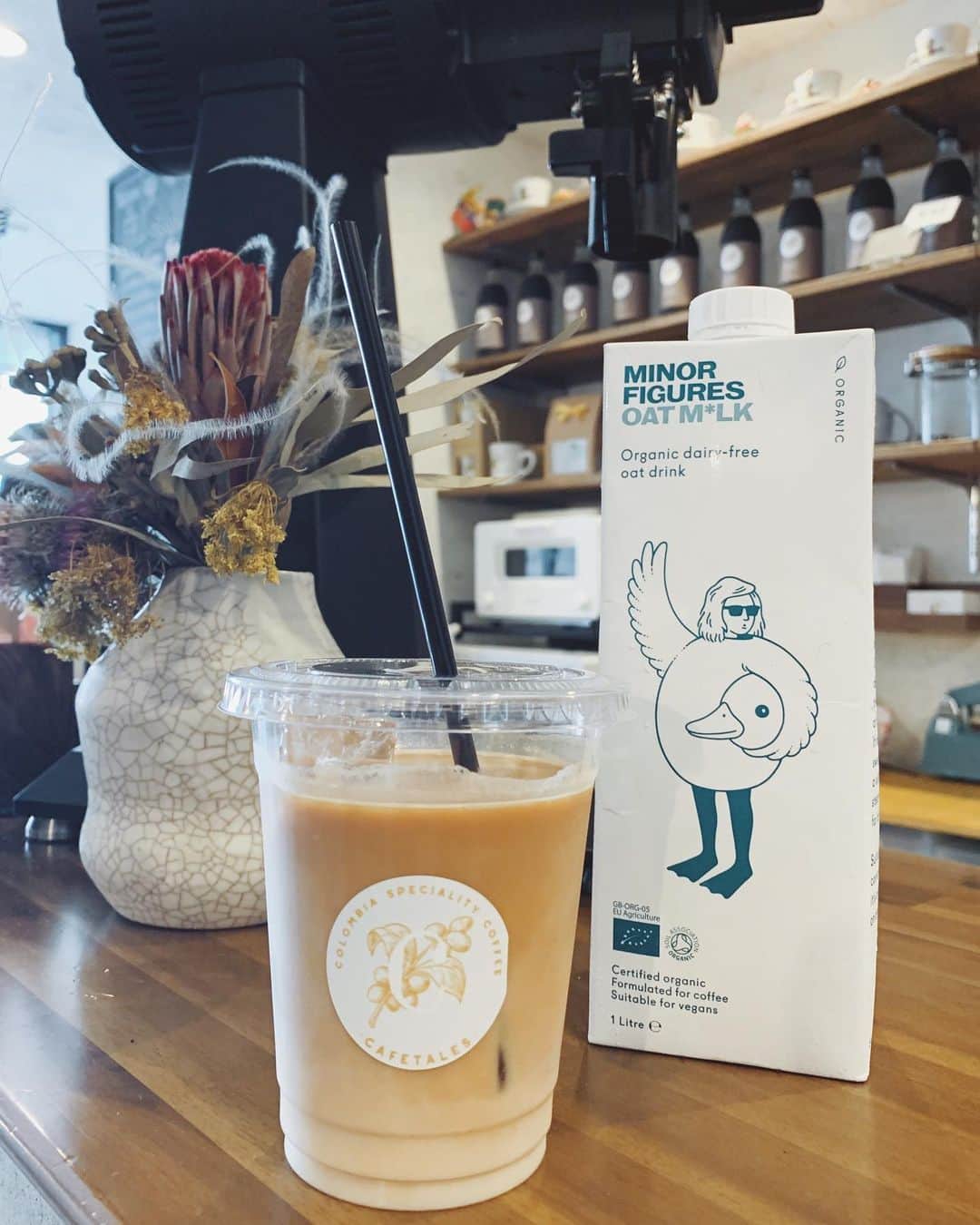 龍野伶奈のインスタグラム：「いつも撮影の前に行くコーヒー屋さん☕️ カフェラテのミルクをオーツミルクに変更してもらいました😌 初めて飲んでドキドキやったけど、普通のカフェラテよりまろやかで砂糖なしでほんのり甘くてとても飲みやすい！ ちょっとお高かったけど全然価値ありなくらい美味しかった😂 たまにのご褒美にまた飲も！ . #カフェラテ #オーツミルク #オーツミルクラテ #カフェ活 #カフェ記録」