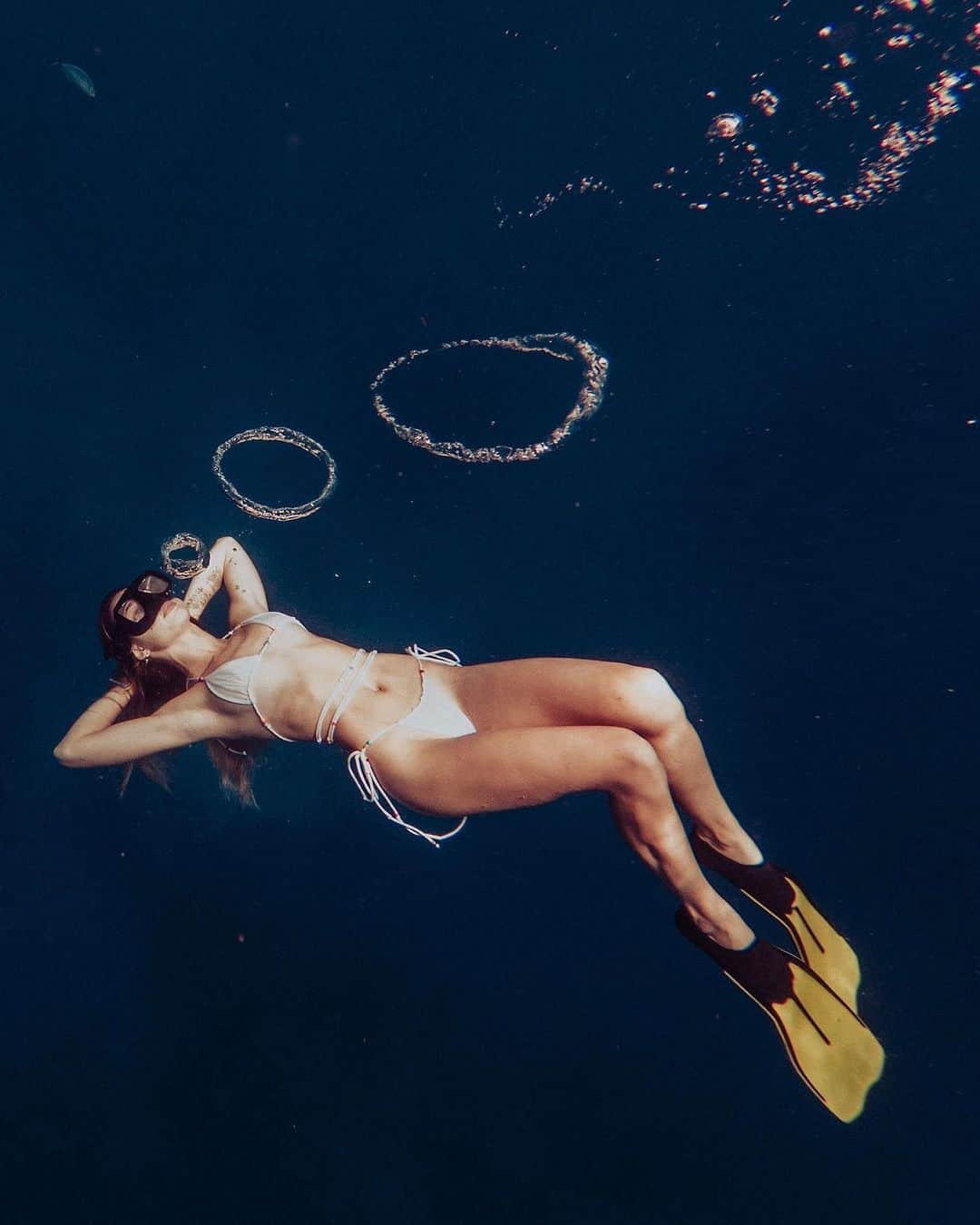 チャーリー・ジョーダンのインスタグラム：「He was just helping me breathe I swear…. Lmk when u see the one fish trying to get in on the action 😂」