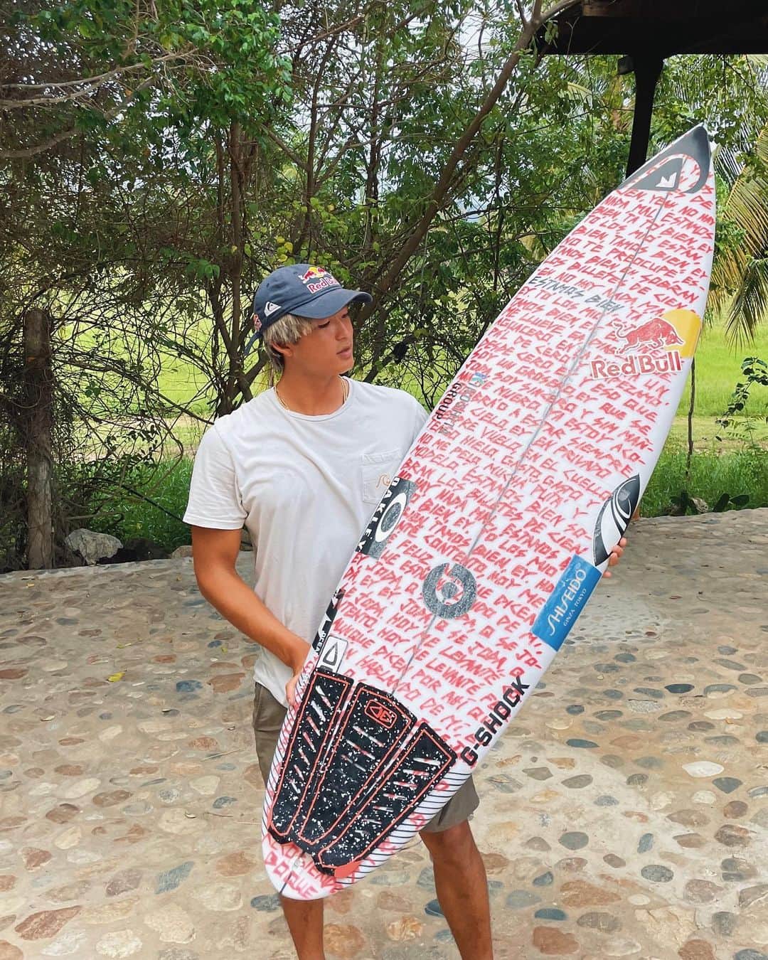 五十嵐カノアのインスタグラム：「Estábamos bien… 😂 30 min on my brand new board 🥲. rip.」