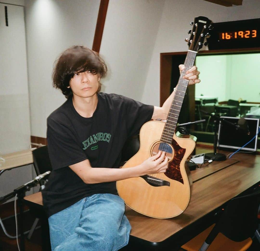 のインスタグラム：「今日は英国音楽をかけまくりました。 ぶらでぃーへるで ぶりっとな選曲いかがだったでしょうか。  僕の骨となり肉となり血となっていきました。 洒落の効いた音楽。 皮肉めいた歌詞遊び。 全てにおいて大好きです。  プレイリストもぜひご堪能あれ。  #おとをかし」