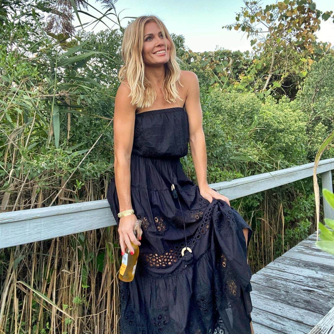 トリー・ウィルソンのインスタグラム：「. When I simply stop & marvel At the simplest things I’m happiest. Trees, flowers, fish, a sunset.. . It seems so basic doesnt it? . Yet, if feels like when we are in the whirlwind of ‘becoming’, ‘doing’, ‘accomplishing’, ‘hustling’…or even fighting to keep our head above water..it’s the last thing we usually think of..to stop and marvel at the simple stuff. . A simple moment of awe consistently shifts my perspective on most things. Just as it just did here. . Hope you stop & have a moment yourself this weekend. You deserve it. ❤️🦋🌷🐸🌈💫🌼  .」