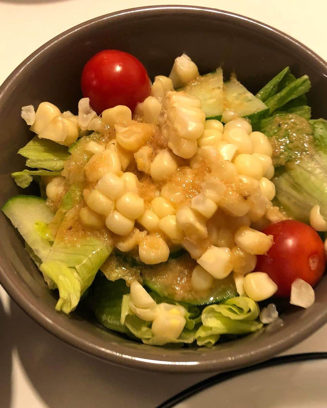 甘糟記子さんのインスタグラム写真 - (甘糟記子Instagram)「一昨日の夕飯(o^^o)  肉祭り（笑）  鍼灸の帰りにOKストアへ行ったので、ヒレのトルネードのステーキと、信濃屋の鶏肉はローストに！  あとは小松菜としめじのガーリックソテー、味噌汁、サラダにはホワイトコーンを乗せて(๑>◡<๑)  肉好き一家なので、みんなであっという間に食べました\(//∇//)\  美味しかった〜(≧∀≦)  #甘糟ご飯#ご飯#おうちご飯#家ご飯#夕飯#ステーキ#肉祭り#肉好き」9月4日 9時35分 - norihey924