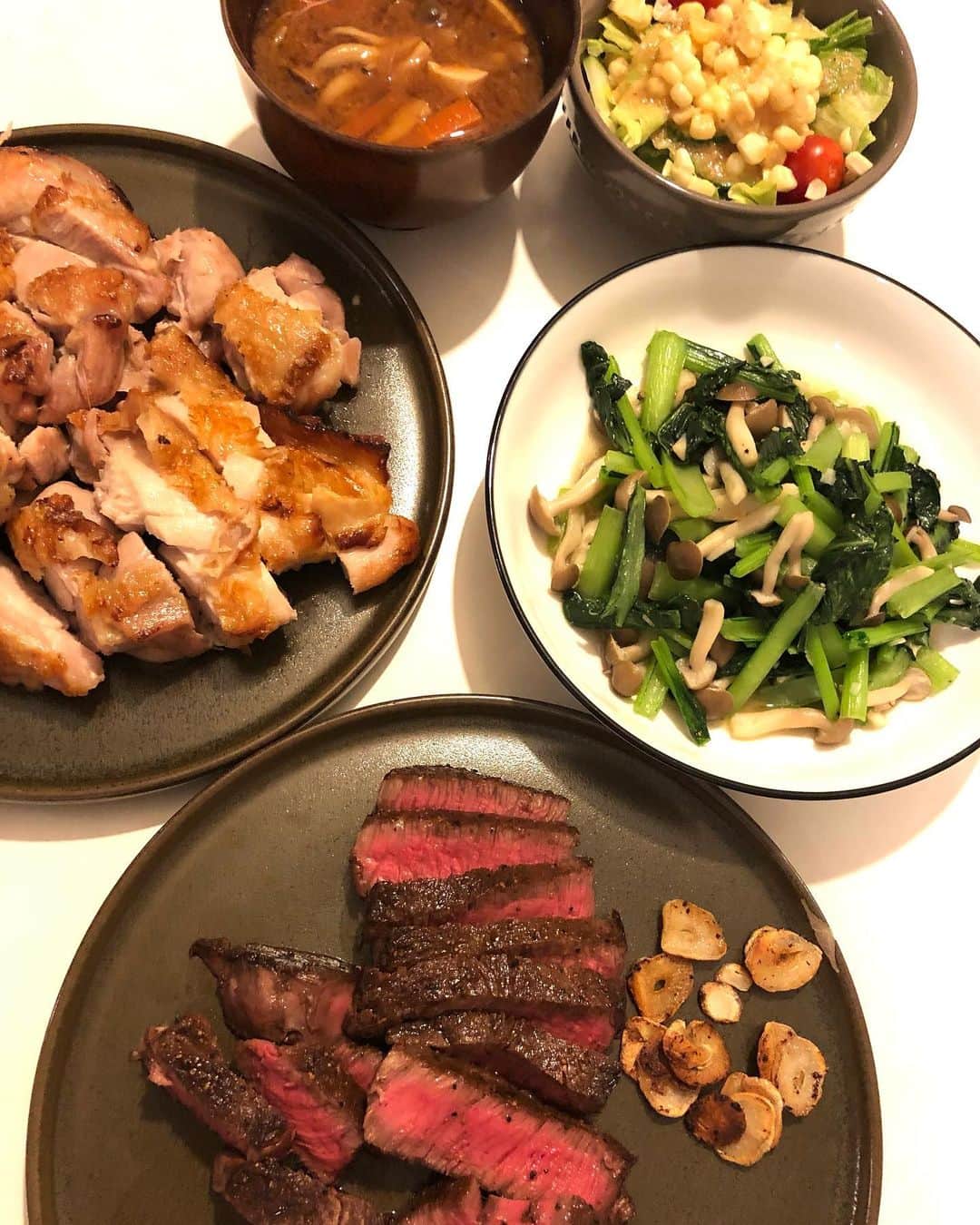 のインスタグラム：「一昨日の夕飯(o^^o)  肉祭り（笑）  鍼灸の帰りにOKストアへ行ったので、ヒレのトルネードのステーキと、信濃屋の鶏肉はローストに！  あとは小松菜としめじのガーリックソテー、味噌汁、サラダにはホワイトコーンを乗せて(๑>◡<๑)  肉好き一家なので、みんなであっという間に食べました\(//∇//)\  美味しかった〜(≧∀≦)  #甘糟ご飯#ご飯#おうちご飯#家ご飯#夕飯#ステーキ#肉祭り#肉好き」