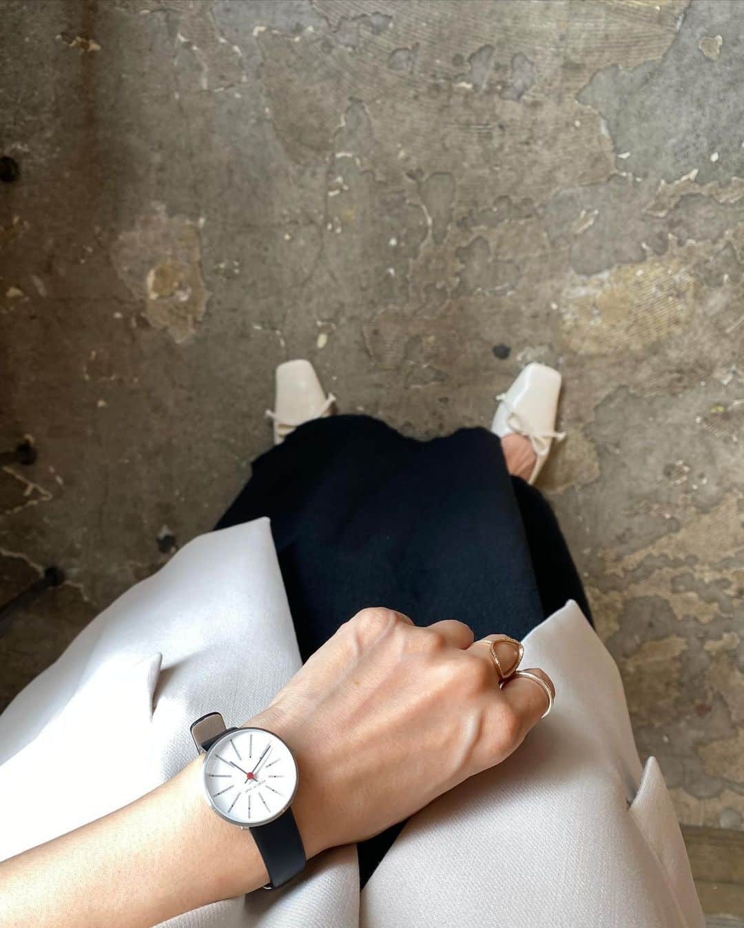 田中里奈さんのインスタグラム写真 - (田中里奈Instagram)「ちょっと大人気分で。 昨日載せた取材で着てたコーディネート。 ARNE JACOBSENの腕時計に合わせて、いつもよりかっちりめに合わせました。  ・ワンピース…@nicenice_moment  ・ベスト… @emmelrefines  ・ピアス… @blanciris_official  ・パンプス… @pippichic_official   green labelのEMMEL REFINESのベストはノースリーブや半袖に合わせてもかわいくて、これからの季節もかなり活躍してくれそう…！お店でも人気って噂。  中に着たNICE NICE MOMENTのニットワンピは機能性の高いパットつきで、楽ちんなのでこの夏はこのワンピースにかなりお世話になりました♥  この撮影の頃は秋なんてほんとに来るの？って感じだったけど、一気に寒くなってきて涼しい通り越して毎日凍えてる…！笑 まだ秋にピントが合ってなくてついつい薄着しちゃう私でありました。  #rina_outfit ←コーディネートはこちらにまとめてます♥ #arnejacobsen #blanciris #コーディネート #大人カジュアル #greenlabelrelaxing #表参道カフェ」9月4日 10時46分 - tanakaofficial