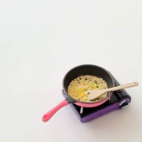 のインスタグラム：「チャーハンのピアス。  「何時如何なる時も、チャーハンを炒めることができるピアス。」  Stir-fried rice earrings “This is earrings that you can make stir fried rice at any time”  #仙名彩世#ミニチュア#ミニチュアフード#炒飯#チャーハン#ピアス#アクセサリー #sennaayase#handmade#miniature#miniaturefood#earrings#accessories#手工制作#微型#微型食品#센나아야세#핸드메이드#미니어처#미니어처푸드」