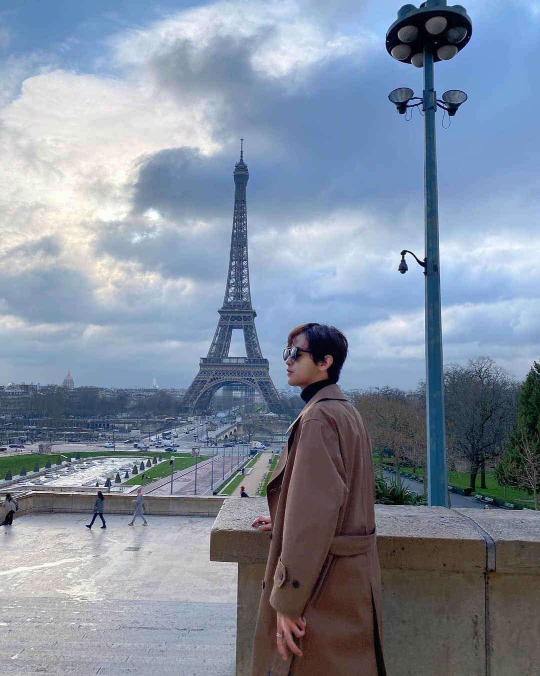 冬馬さんのインスタグラム写真 - (冬馬Instagram)「I love you to the moon and back Paris la ville de l'amour. 皆さんお元気ですか？ 僕のパリでの思い出を共有しますね。 このご時世、留学や旅行そして外国籍の方の場合は帰省することができず、寂しい気持ちや悲しい気持ちになっている方もいるかと思いますが、I believe that things will get better. I know it’s not easy, but try to stay positive and learn to unwind. 🍃 If you keep believing even in the darkest moments, every single thing is gonna be alright.  Let’s overcome this challenging time together.  Big Love - 冬馬 #paris #parismonamour」9月4日 11時36分 - tomanakamura_