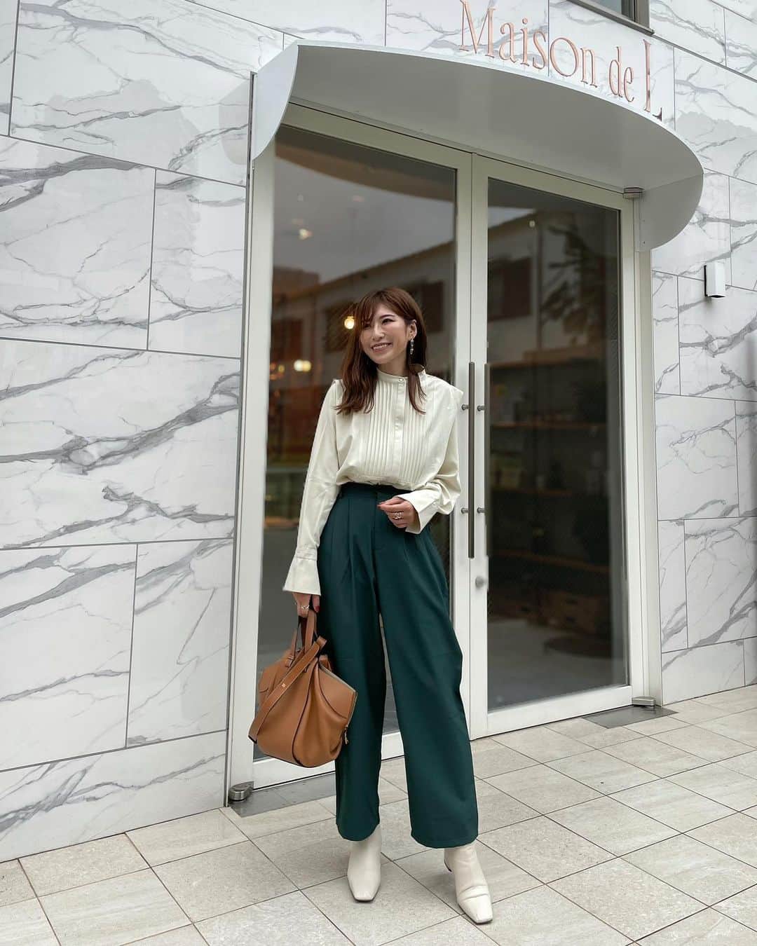 のインスタグラム：「秋はやたらとシャツやブラウスが気になる✨ 暑いのか寒いのかわからない今みたいなときに とりあえず着れば安心だし、 ボトム選ばないし、 @auntmaries.official の ショルダータックブラウスなら 着とけば今っぽくてオシャレさんになれる🤣✨  緑のパンツ珍しいね！💚って よーたん @yoka1124 に言われたけど、私もそう思う！  秋色で冒険✨  tops @auntmaries.official  bottoms @ecrire.jp   #きれいめカジュアル #きれいめコーデ #秋コーデ#大人コーデ #大人カジュアル #大人カジュアルコーデ #シャツコーデ  #auntmaries#アントマリーズ #am_code」