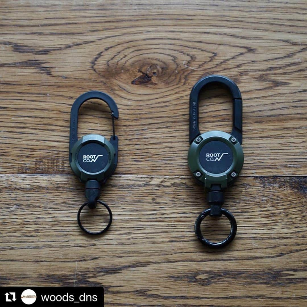 ROOT CO. Designed in HAKONE.さんのインスタグラム写真 - (ROOT CO. Designed in HAKONE.Instagram)「. WOODSにて、ROOT CO.プロダクトの一部を展開いただいております。  是非ご確認下さい。  #root_co #magreel360 #magreellite  Repost from woods_dns ［商品情報］ ROOT CO. ★❶MAG REEL 360 ★ ♦︎❷ MAG REEL LITE ♦︎  ［❶MAG REEL 360］ ひとことで言うとリール付きのカラビナです👍✨  モノをぶら下げる側のループがくるくる回るので、取り付けるものの向きを気にしなくていいのが便利です😊  マグネットのロックが強力なため、ちょっとやそっとでは外れません😆♪  リールを外す時はまっすぐ引っ張るとマグネットが強力で外しにくいのですが、クイっと横にひねるとすんなり外れます。 簡単には外れないのに外そうと思ったらすぐ外せる、というのはとても便利です✨  吊り下げ可能重量300g ［❶MAG REEL 360］  iPhone、スマートフォンのぶら下げは余裕です🤗  普通のカラビナだと、付けているものやカラビナ自体を取り外さないと使えないですが、その手間が要らない最高です😁♪  ［❷ MAG REEL LITE］  コンパクトになってさらに普段使いしやすくなったマグリールです👍  つまりLITEはもっと軽いものを吊り下げるのに使ってね、ということですね😉✨  吊り下げ可能重量150g ［❷ MAG REEL LITE］  iPhoneはケースを装着すると150g以上になるため、スペック上はLITEではiPhoneは吊り下げられないので注意です🥸  収まりが良くなったサイズ感がとても最高。  吊り下げている時に、スッキリします☺️♪  サコッシュのような小さいバッグに付ける時は、LITEの方が収まり良く感じます🥺✨  外しやすくなったマグネットに注目です。  360のマグネットはまっすぐ引っ張ると外れないぐらい強靭だったんですが、LITEのマグネットの強度はマイルドになり、着脱しやすくなりました😃♫  弱くなったと言っても、カードケースや鍵などの軽いものであれば充分事足ります。  （まとめ）↓↓↓ 🕺🏻 iPhoneを吊り下げたい、あるいは武骨でゴツめのデザインの方が好み、ということであれば360を。  軽くて小さいものをスッキリ吊り下げたい、ということであればLITEを。  用途に合わせて最適なMAG REELをお選びください。  #WOODS #WOODSチャンネル #ROOTCO. #ルートコー #マグリール #MAGREEL #熊本キャンプ  #キャンプ #九州キャンプ #camp #キャンプ好きな人と繋がりたい #菊池 #キャンプグッズ #アウトドアグッズ #ドラゴンキャンプ場 #竜門ダムキャンプ場 #OutdoorLifeStyle #熊本ショップ #熊本 #セレクトショップ #焚き火台 #熊本市東区 #庭キャンプ」9月4日 11時43分 - root_co_official