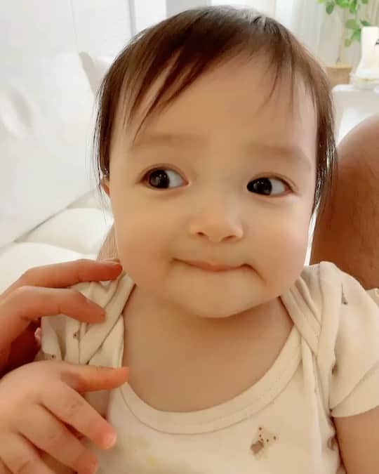 アレクサンダーのインスタグラム：「美人ちゃんのキメ顔❤️ うちのカルメン母ちゃんも口紅💄塗った あとこの顔すんだよな、、、汗💦 #赤ちゃん #美人ちゃん #生後10ヶ月」