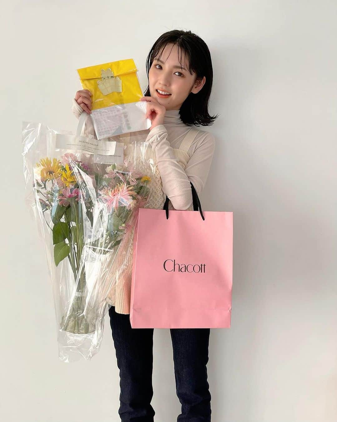 道重さゆみさんのインスタグラム写真 - (道重さゆみInstagram)「表紙をやらせていただきました♡ Chacottさん初のブランドブック 『Chacott バレエシューズ型ファスナーつきMULTI POUCH BOOK』 発売中です❣️ もう見てくれましたかー！？ 巻頭ページにも載ってます📖  #Chacott #チャコット #オフショット @multimedia_tkj   この日の撮影、すっごく楽しかったんだぁ〜✨ みなさんが『かわいいかわいい』って言ってくださって、、、 褒められるのだーいすき🥺💓笑  素敵なみなさんとご一緒できて嬉しかったです！」9月5日 0時41分 - sayumimichishige0713