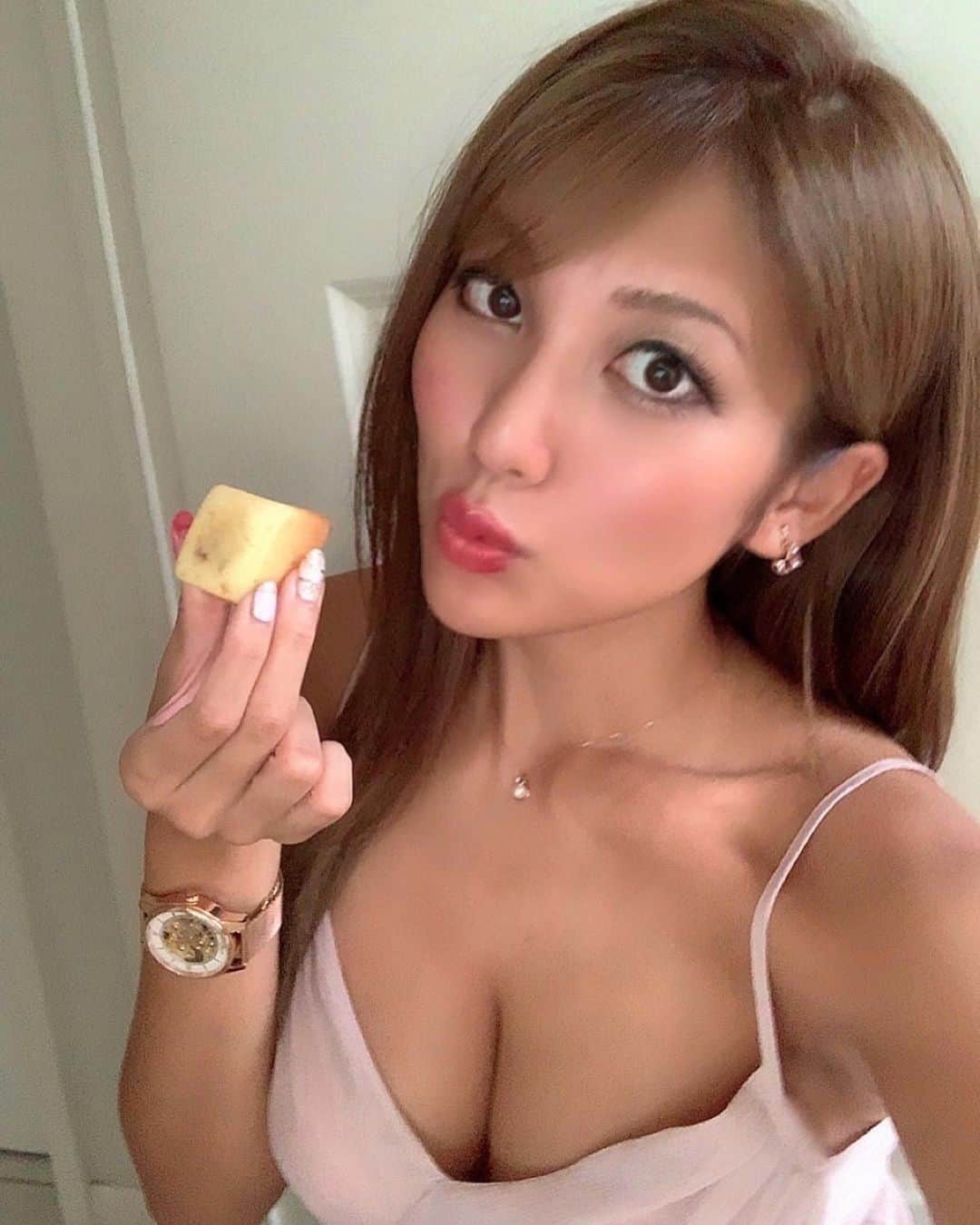 神谷麻美さんのインスタグラム写真 - (神谷麻美Instagram)「#パイナップルケーキ 食べよっ😘🍍💖✨ 美味しい🥰💓   #ジンディンロウ 🇹🇼  #台湾グルメ #お取り寄せスイーツ」9月4日 16時16分 - asamice428