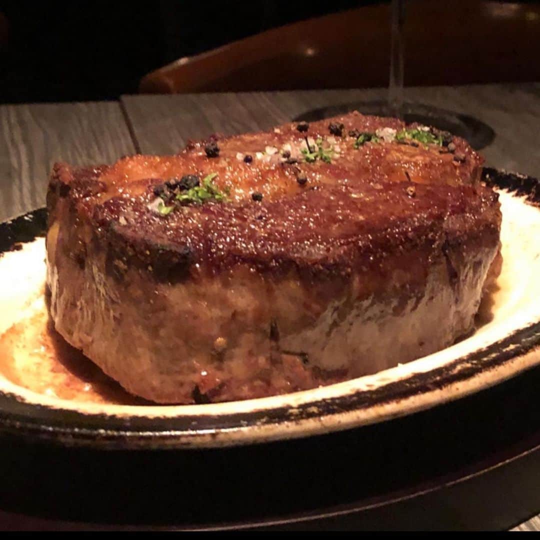 のインスタグラム：「何度食べても美味しかった！FOOD/DAYS 飯島正忠シェフのアメリカンビーフ熟成ステーキやサラダ、オムレツ。なんと！横浜のオステリア　ロッコで、でいただけるようになりました。横浜の方、羨ましいです！@masa.masashi.marcy #オステリアロッコ #飯島正忠 #fooddays #行正り香#rikayukimasa @americanmeatjapan #アメリカンビーフ#飯島さんのお料理は、美しくて、美味しいんです。」