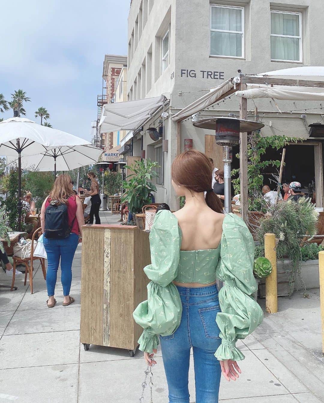 Isakoさんのインスタグラム写真 - (IsakoInstagram)「デニムでカジュアルコーデ🌼  Venice beachのカジュアルなオシャレカフェ"FigTree"🌴の雰囲気に合わせてカジュアルガーリーなコーディネートをしました💕 　 スキニーデニムは前に一度紹介した @grl_official のスキニーの細身タイプのもの👖 　 可愛いグリーンのトップスは @houseofcb 👗🌼 　 海を見ながらのブランチ最高に気持ちが良かったです💕 　    #スキニーデニム#デニムコーデ#デニムパンツ#grl#グレイル#houseofcb#miumiubag#venicebeach#losangeleslife#losangelesmodels#santamonicabeach#losangelescalifornia」9月4日 16時42分 - ichaaako