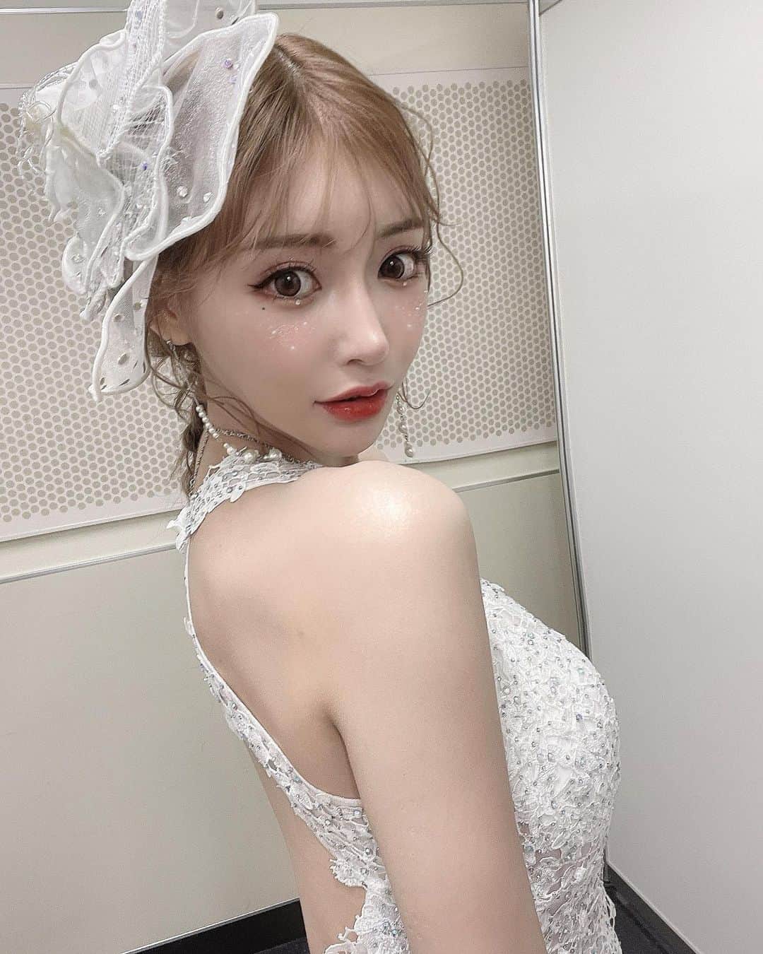 明日花キララのインスタグラム：「TGCありがとうございました！ 明日は関西コレクションです🎌❤︎ とっても可愛いドレスはTikaさんのサイトから購入できます👰🏼‍♀️  #東京ガールズコレクション」