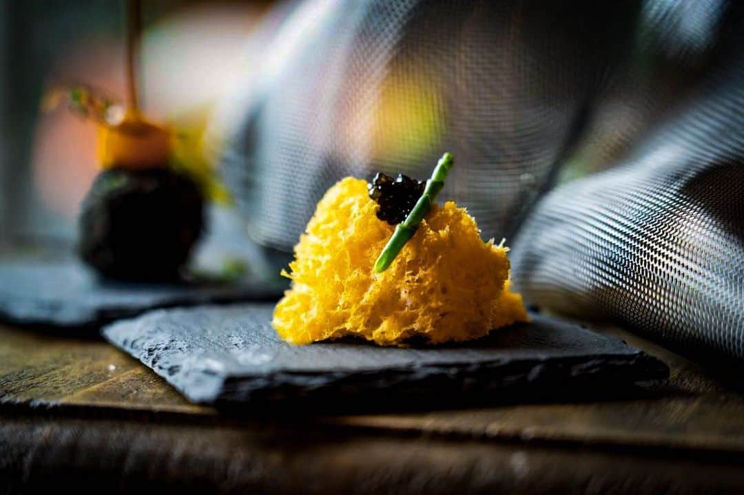 ShinTakedaのインスタグラム：「××××××××××××××  sea ​​urchin × caviar × Bread  雲丹×キャビア×パン  ーPersonal Chefー ・Kanagawa ・Tokyo  ー出張料理ー ・神奈川 ・東京 少人数◎  ーCateringー  #アートを食べる お問い合わせ DM or mail  info@pint.co.jp   Photo by @ken.kawamura_photo   #pintcatering #PINT #catering #personalchef #creativefood #japanesefood #eatart #アートを食べる #ピントケータリング #出張料理 #安心安全な食材 #delicious  #造形　　 #武田心 #shintakeda」