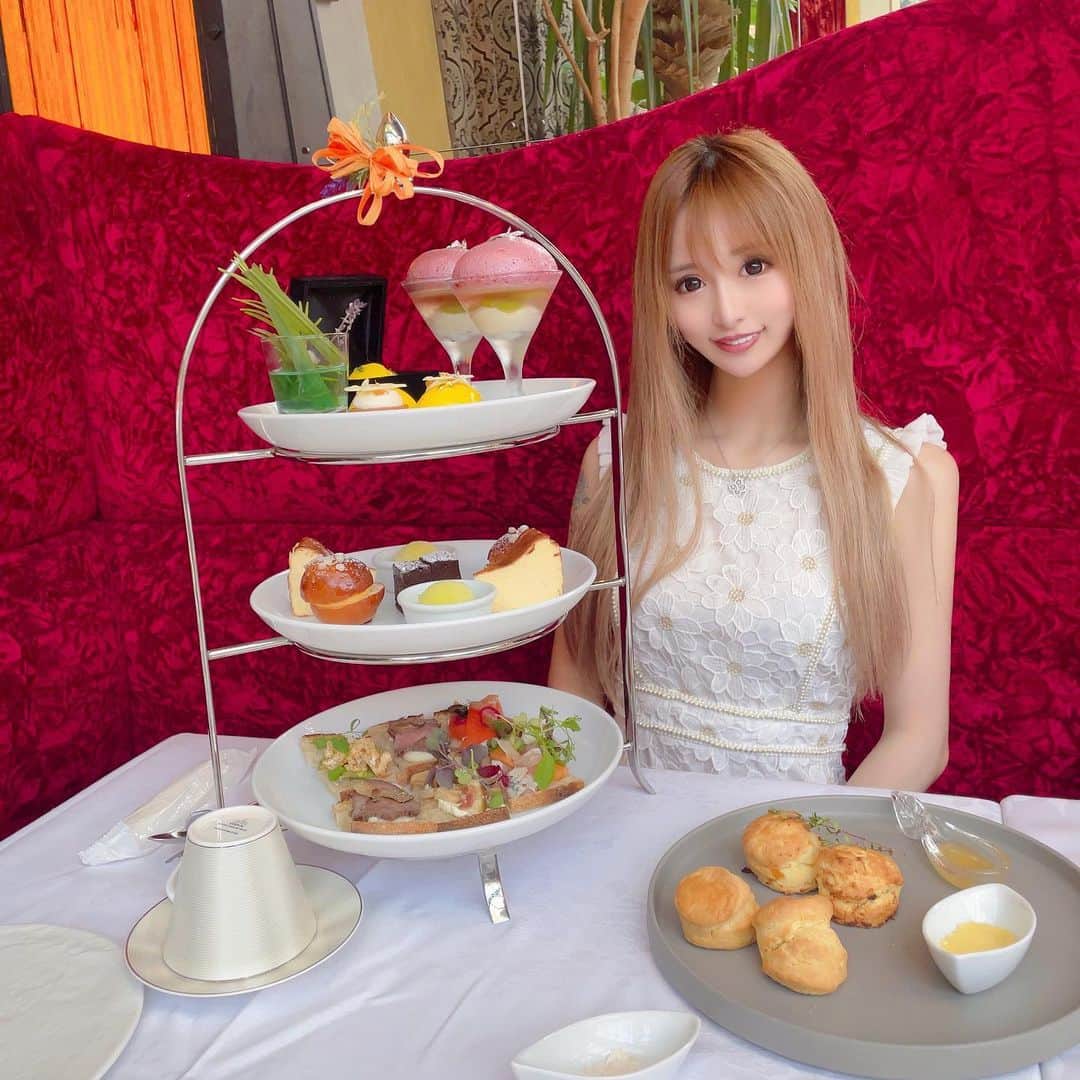 のインスタグラム：「友達がアフタヌーンティーに 連れてってくれた🍩🍪🍫💗  女子っぽいことに慣れてなくて ドキドキしました🥺💓笑   #黒宮ちはや #小悪魔ageha #モデル #キャバクラ #キャバ嬢 #ホステス #ラウンジ #水商売 #お酒 #歌舞伎町 #新宿 #六本木 #銀座 #北新地 #ミナミ #渋谷 #すすきの #シャンパン」