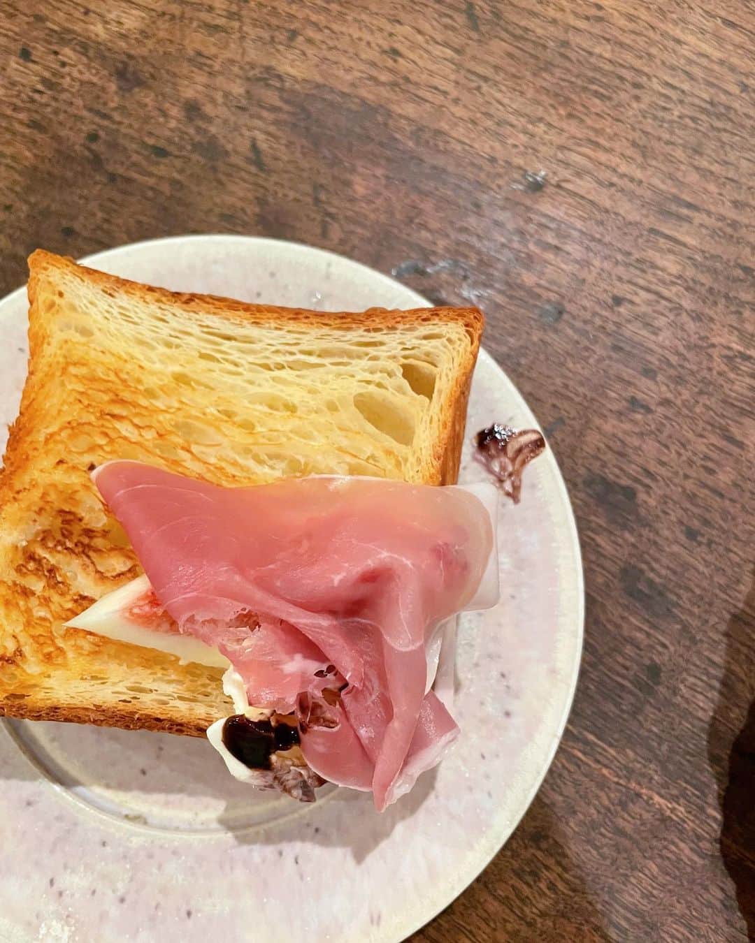 山野ゆりさんのインスタグラム写真 - (山野ゆりInstagram)「@princi_tokyo からギフトで頂いた食パン「パーネインカセッタ」と「コルネッティカセッタ」をお家で食べ比べしたよ🍞  写真一枚目はパーネインカセッタ。 イタリア語で「箱に入ったパン」を意味するこの食パンはイタリアのプリンチ本店でも大人気の定番商品🇮🇹日本人向けに国産小麦の「ゆめちから」をブレンドされていて、サイズ感は日本の食パンよりやや小ぶり。このサイズが私はすごくお気に入りで、一人でも食べ切りやすいボリューム✨モッチムッチリした食感としっとりとした食べ応えは毎日食べても飽きない美味しさ。そのまま食べても勿論美味しいのだけど、この日私はランチにお豆腐とトマトと目玉焼きを焼いて生ハムとトレビスを添えてワンプレートに。写真３枚目の様にこんがりトーストしたパーネインカセッタにお豆腐達を乗っけてぱくり♡シンプルだから何にでも合うんです。  写真４枚目は「コルネッティカセッタ」で、プリンチで大人気のコルネッティ生地がそのまま食パンに♡  通常のコルネッティよりも生地の折り込み回数を増やして成形しているので、きめが細かくサクサクとしたクラムと、バターの香りいっぱいに口の中でほどけていく食感はまるでデニッシュの様🤤✨焼き直せずそのまま食べても充分リッチで贅沢な一品。  でもね、でもね、焼き直して食べると発酵バターの香りがいっそう香って、俄然リベイクするのがオススメ！そのままで食べても充分甘みがあっておやつ感覚でパクパク食べ進んでしまって美味しいのだけど、この日は夜のお酒のツマミにしたくて🍷大好きな無花果、プロシュートをお供に♡（写真５枚目のイチジクが鳥みたいで可愛い。  あとあんまり見えてないんだけど😂バルサミコとホワイトバルサミコ、ブルーベリージャム、クリームチーズ、ゴルゴンゾーラを混ぜ混ぜしてスプレッドにしたの🍇（写真６枚目が、イチジクにこのスプレッドを乗せて上から生ハムを被せている🍞  リベイクすると歯切れの良さがパワーアップして食べ心地抜群だし、甘みのある生地が塩味の強いプロシュートとも相性抜群、ワインのおつまみに最高な一品だったよ♡わりと夜パンってバゲットを合わせる事が多かったけど、この食べ合わせすごく気に入ったので色んなジャムで代用して又やってみる☺️  パーネインカセッタとコルネッティカセッタ🍞２つとも食べ比べしてみたのだけど、朝ごはんは勿論、ランチでも夜のおつまみにもオススメだよ🍞🍞🍞  #princi #プリンチ #パーネインカセッタ #コルネッティカセッタ #pr」9月4日 18時06分 - yuri.yamano