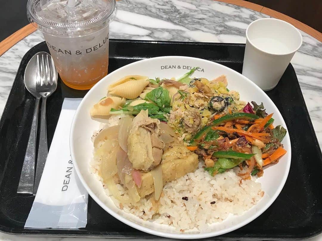 南青山LIFEStyleさんのインスタグラム写真 - (南青山LIFEStyleInstagram)「お仕事の合間.....駅直結の店舗でプレートlunch 🎶 カスタマイズが出来るメニューって楽しい ♪  shop* DEAN&DELUCA Area* Osaka  Shinsaibashi.  #lunch #One plate#choice menu#お一人様でも#野菜たっぷり#満足感重視#ライスorパン選択#駅近便利#女子多め#大阪glam#大人女子#潤滑油#週に一度は#唯一楽しみ#Cafe巡り」9月4日 18時08分 - man_favori