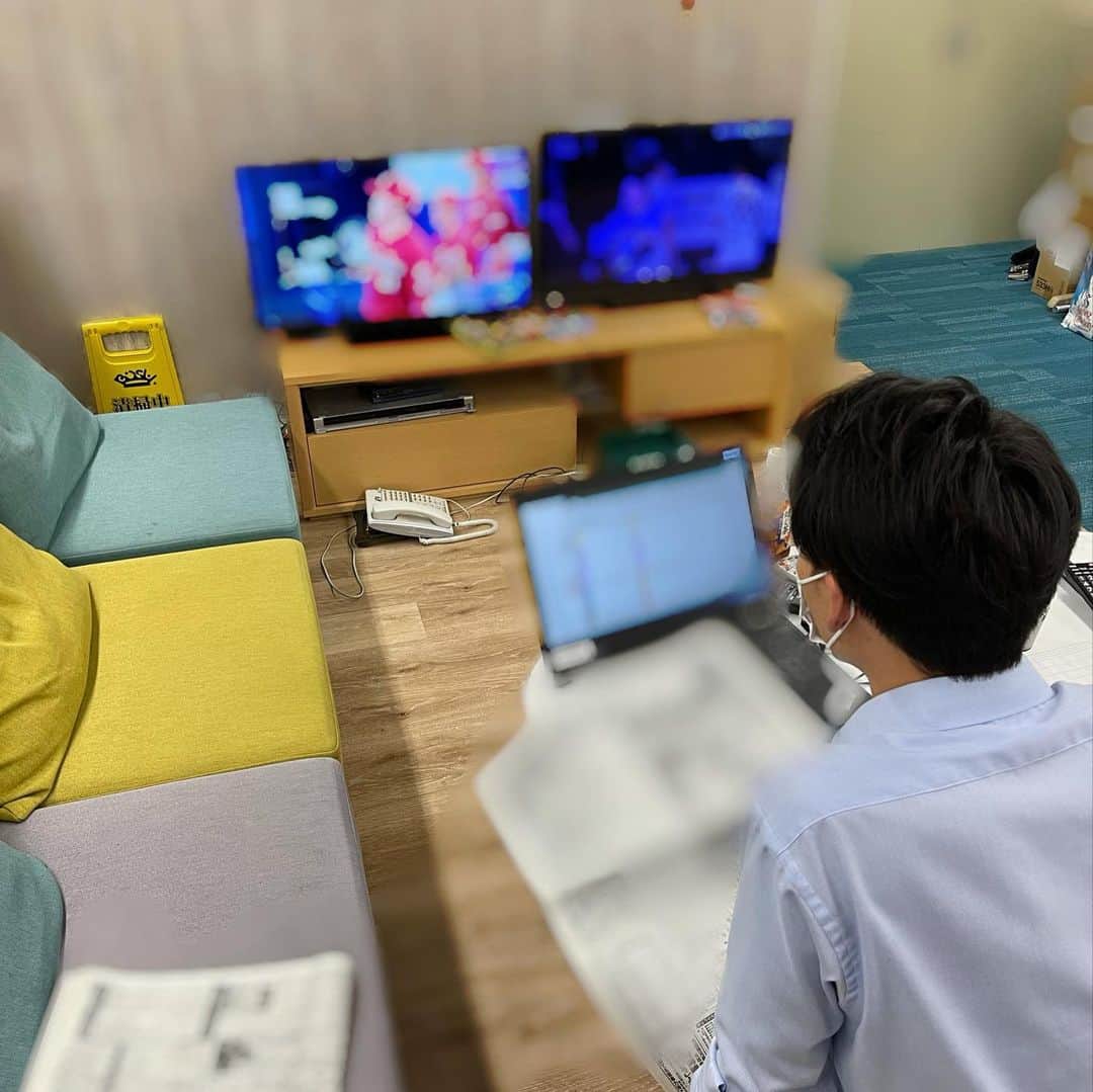 フジテレビアナウンサーのインスタグラム：「. 野球中継を二試合同時に見ながらスコアをつけ、 合間にスポーツ紙をチェックする忙しない男。 ⁡ スコアラーやヒーローインタビューで経験を積んできた今湊アナ。 いよいよ明日、野球実況デビューです⚾️ ⁡ 以下、本人から。 ⁡ 『今湊敬樹です。 明日、初めて野球実況を務めます。 試合は東京ドームで行われるスワローズ対カープの一戦です。 解説の江本孟紀さんと野球の面白さをお届けできるように頑張ります！』 ⁡ #ここで久々の #今湊クイズ #スワローズ と #カープ #明日の試合で勝つのはどちらでしょうか #正解は #明日14時からの #フジテレビONE #SWALLOWSBASEBALLLIVE2021 #などで答え合わせできます #フジテレビアナウンサー #今湊敬樹」