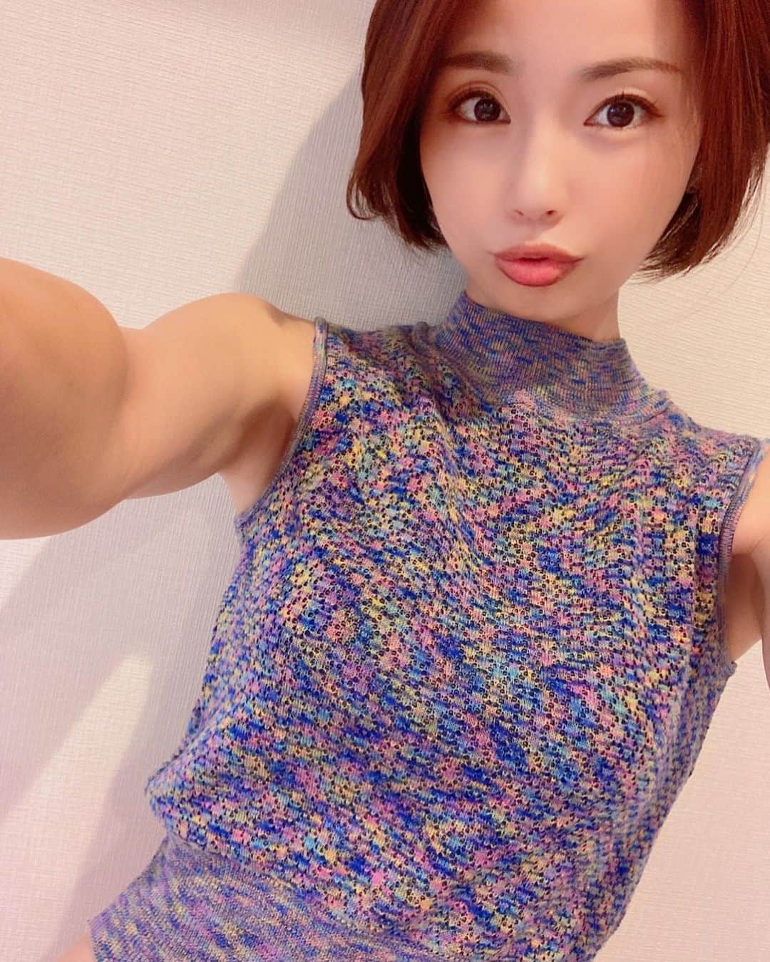 のインスタグラム：「🐰💕 ． 9月に入って、もう4日経つなんて…💦 ． 気温が下がり、一気に秋めいてきましたね🍎🍇 ． 夏服クリーニング出す前にパチリ📸 ． 秋といえば…私は食欲の秋😋 ． キャンプに行って、炭火で焼いたお肉、お野菜、魚介類、、、←なんでもありですね😆 ． 朝のコーヒー、ホットサンド、、、 ． 想像しただけで、ヨダレが…🤤 ． お外で食べると、なんであんなに美味しいんでしょうね🧐💭 ． 早くキャンプ行きたいな⛺️ ． #9月#一気に秋#ちと寂しい#でも#秋も楽しいこといっぱい#キャンプ#バーベキュー#いつ行けるかな#september#autumn#camp#camping#bbq#enjoy#happy#love#peace#❤️#⛺️#🍖#😋」