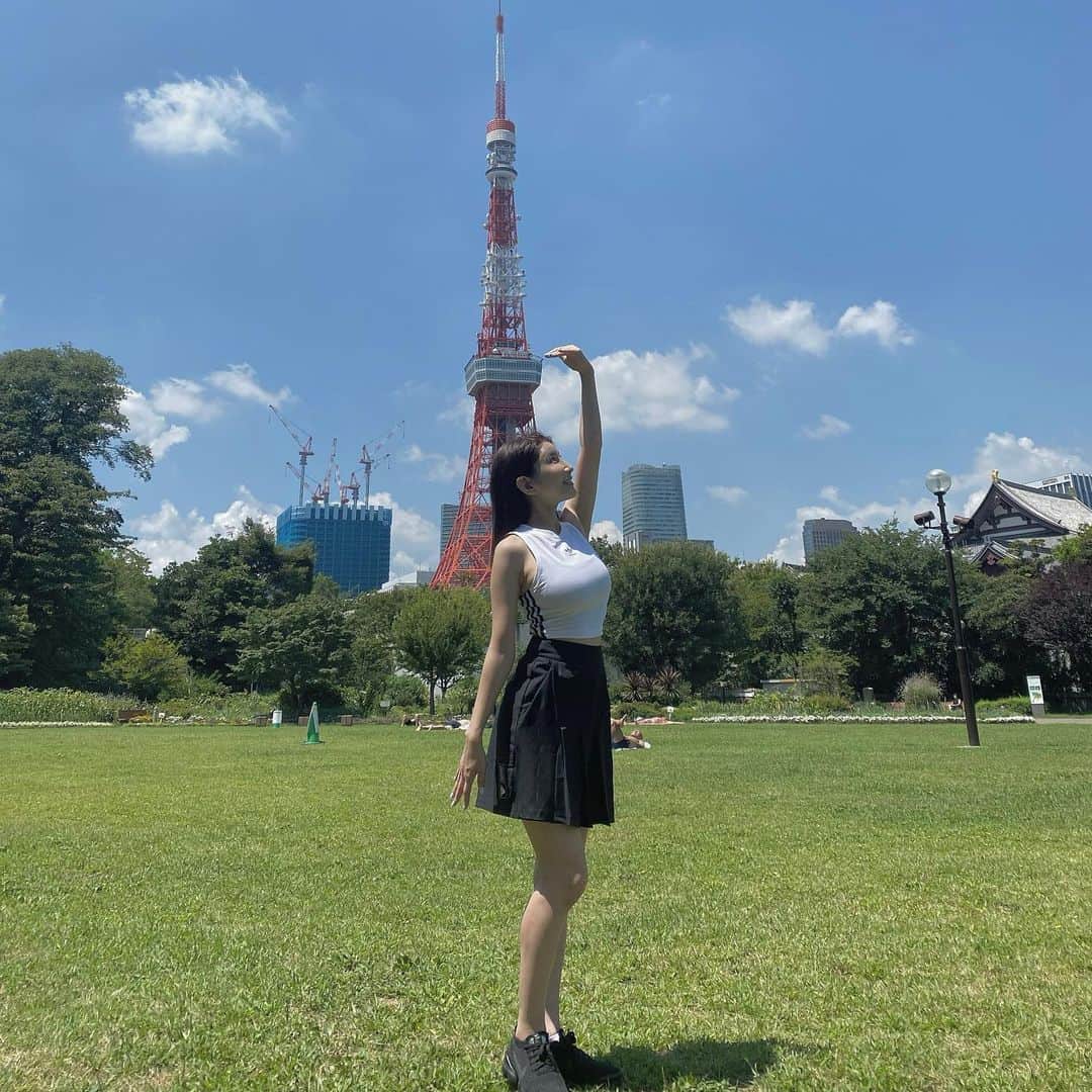 亜里沙さんのインスタグラム写真 - (亜里沙Instagram)「🗼 #回憶 這時候 拍的影片上傳了...🕺 這邊可以野餐唷 很漂亮的公園 tops. skirt @adidastokyo   日本のみんなとまた早く会えますように🙏 東京タワーと半端な遠近法で背比べしたところ、 敗北した姿がこちらです。 この時の動画はYTにアップしています↑ 芝公園イイネ！」9月4日 18時23分 - alisa_0302