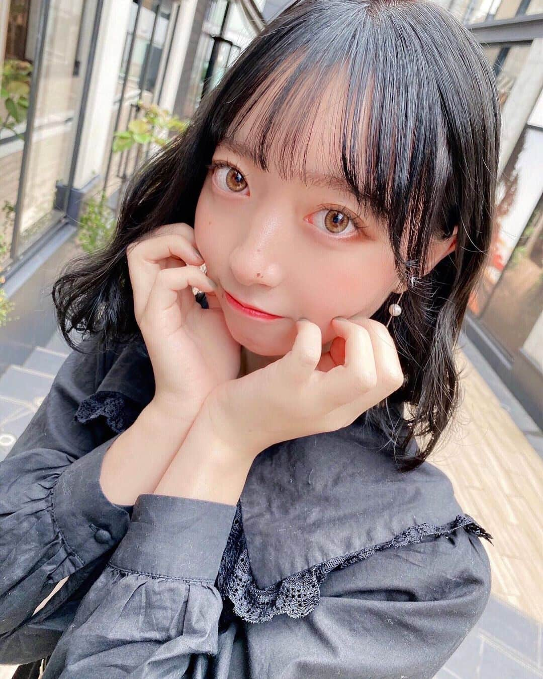 江蔵瑠美のインスタグラム：「安定の黒髪𓂃𓈒໒꒱𓏸  昨日Twitterに先に載せた写真なんだけど 気づいてくれる方いるかな👀🌷」