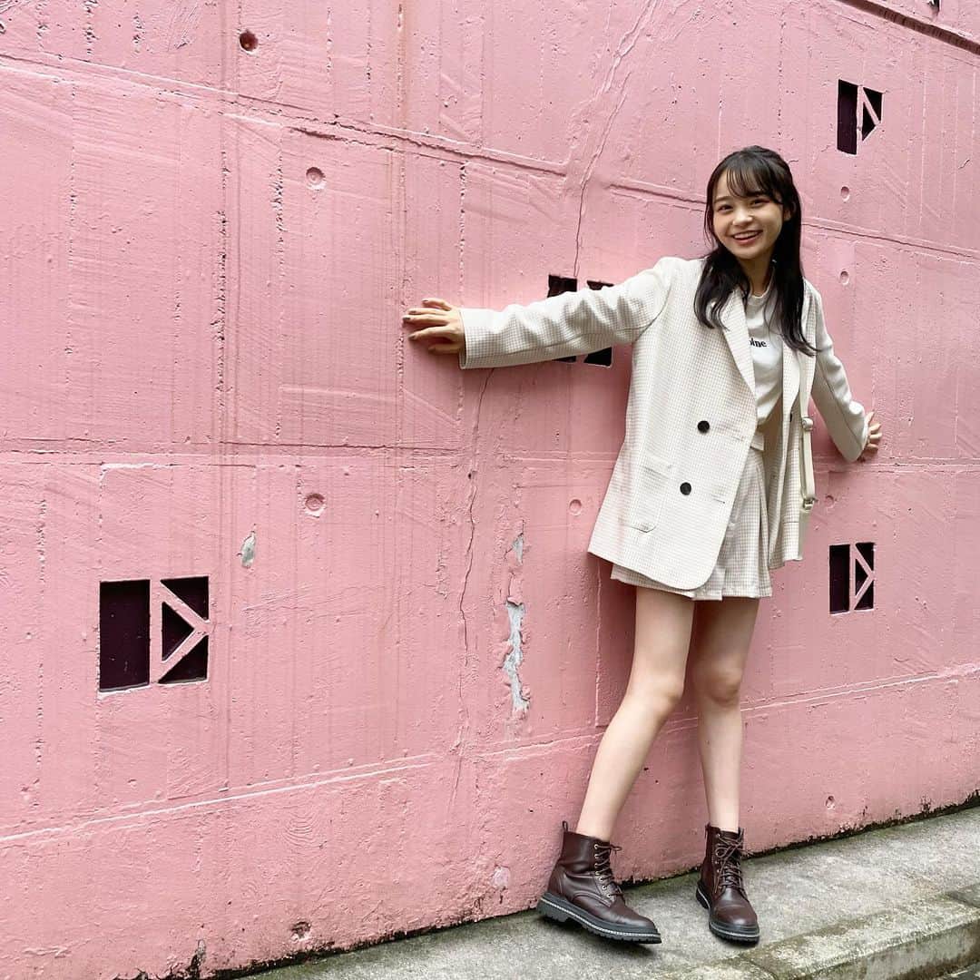 林芽亜里さんのインスタグラム写真 - (林芽亜里Instagram)「🎀 ピンクの壁でパシャリ ピンクってやっぱり可愛いね♡ ⁡ 今日も涼しかったのでジャケット着です︎︎ᕷ ⁡ このセットアップ 春にも登場してるの気づいちゃった人🙋‍♀️  #ニコラ #林芽亜里」9月4日 18時28分 - meari__hayashi