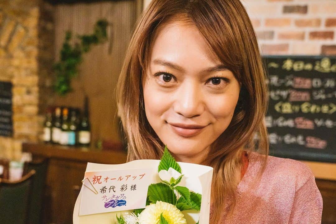 サレタガワのブルーさんのインスタグラム写真 - (サレタガワのブルーInstagram)「#サレブル 💙最終回🥲 #オフショット📸❣️  サレブルメンバーのクランクUPショットを公開💙 #のぶくん の真の理解者、#たみくん と #麻衣ちゃん カップル💑 #中田圭祐 @1127_n さんと #希代彩 @aya.kitai さん💙  お疲れ様でした〜💐💙  リアタイで見れなかった🥲という方は…  #AppleTV アプリ月額見放題サービス @mytheaterPLUS で配信中❣️😳 初回登録なら14日間無料💙 https://www.mytheaterdd.com/plus/  そして❗️@netflixjp でも絶賛配信中😳❣️  #Tver・#動画イズム でも放送後1週間見逃し配信中🖥😉 https://tver.jp/corner/f0082269  絶対見てね〜💙💍  #サレブル #ドラマイズム #最終回 #クランクアップ #オフショット #犬飼貴丈 #中田圭祐 #希代彩」9月4日 18時29分 - sareburu_mbs