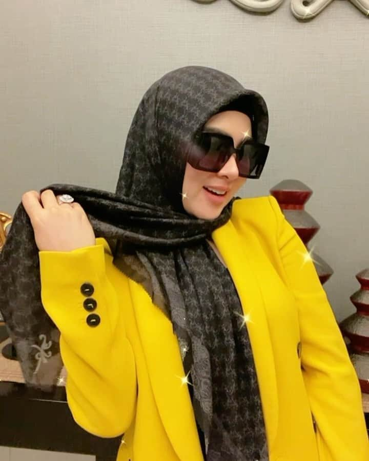 Syahriniのインスタグラム：「• ~ Happy Weekend ~  ~ FATIMAHSYAHRINI ~Hijab ~ Scarves ~  _________________ 𝓢𝓨𝓡 _________________  #PrincesSyahrini #FatimahSyahrini」