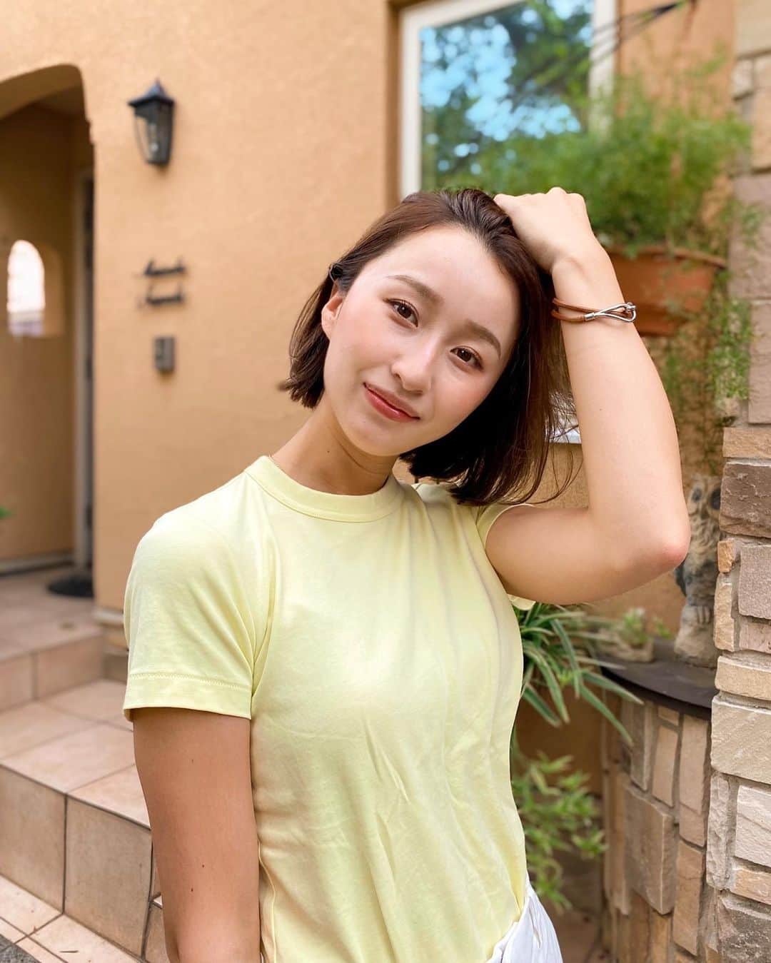 のインスタグラム：「カジュアルな服が多いから 革のブレスレットはかなり付けてる☺️  @cara_vintageshop で売ってたもの⏳  ブランドのヴィンテージ品が最大70%オフで買えるし 今ならプレゼントキャンペーンもやってるよ👝❤︎  #caravintage #caratl #ヴィンテージショップ #hermes #エルメス #ブレスレット」