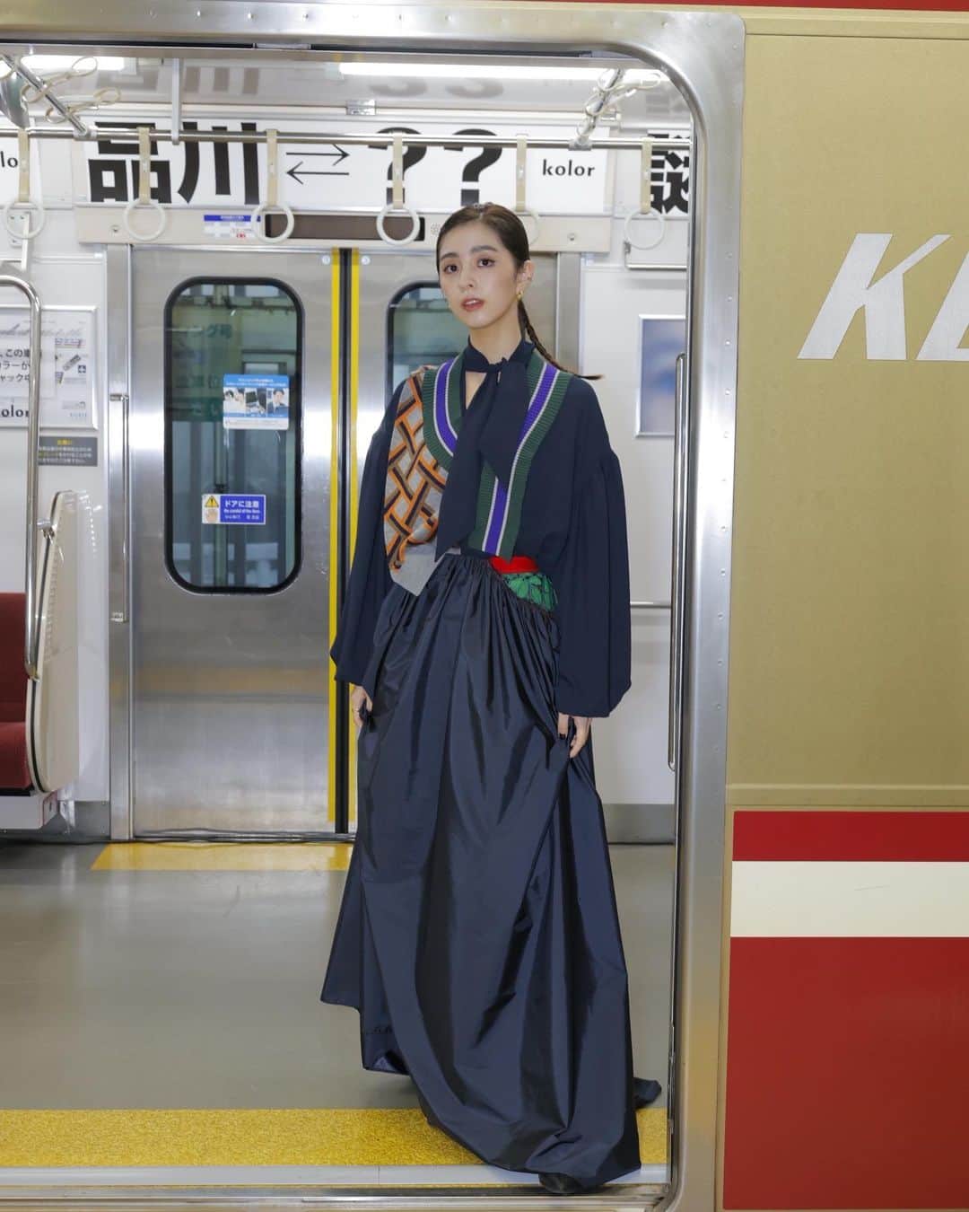 柳ゆり菜のインスタグラム：「kolor spring summer 2022の ショーにお邪魔しました。 . . 電車の中でのショーは、 とても新鮮で、日常に溶け込んだ上質なファッションを楽しむ感覚に 胸が弾みました。 最高のコレクションを 間近で見る事ができて、 よりファッションが好きに。  thankyou @kolorofficial   #kolor」