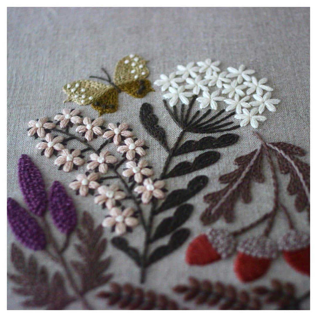 樋口愉美子さんのインスタグラム写真 - (樋口愉美子Instagram)「. Brown color 🍂  #embroidery #handmade #linen #pattern  #botanical #yumikohiguchi #樋口愉美子 #ハンドメイド #刺繍 #broderie #bordado #вышивка #자수 #needlework #handstitched #handembroidery #autumn #colour」9月4日 19時28分 - yumikohiguchi