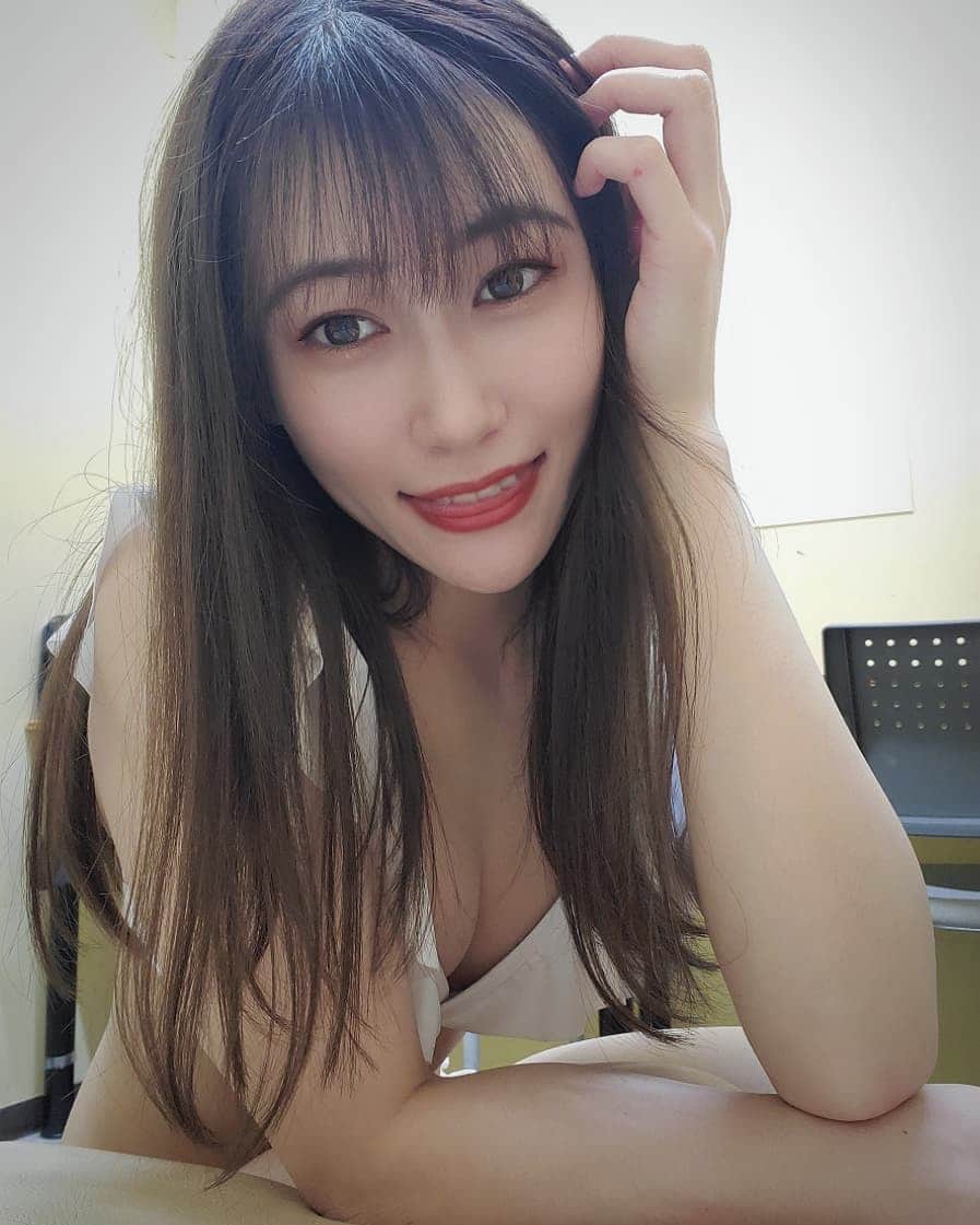 江藤彩也香のインスタグラム：「今日はイベントでしたー🌠☺️  足元の悪い中、 そしてこのようなご時世でも 会いに来てくれる皆さん 本当にありがとう🙇❣️  いつも応援と、 支えてくれてる全ての人の為に 改めて頑張りたい、 頑張らなくちゃと思いました！  これからも宜しくお願いします！！🐤✨  今日は取材もあったので、記事などあがってくると思います！グラビアDVDと一緒にチェックしてね🙌  #グラビア #グラビアDVD #グラビア自撮り部 #白ビキニ #水着」