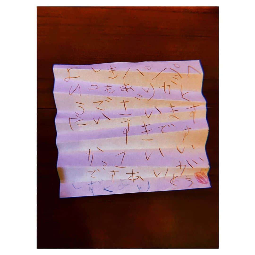 橋本淳さんのインスタグラム写真 - (橋本淳Instagram)「. TBSドラマ「#家族募集します」 ご視聴ありがとうございました。  木村文乃さん演じる礼さんに ラブレターを渡すシーンを撮り終えたあと、  愛娘・雫(宮崎莉里沙ちゃん)から ラブレターをもらいました。。  ありがとう。 パパ泣いちゃうよ、、、 . . . #家族募集します」9月4日 19時50分 - atsushi_hashimoto_official