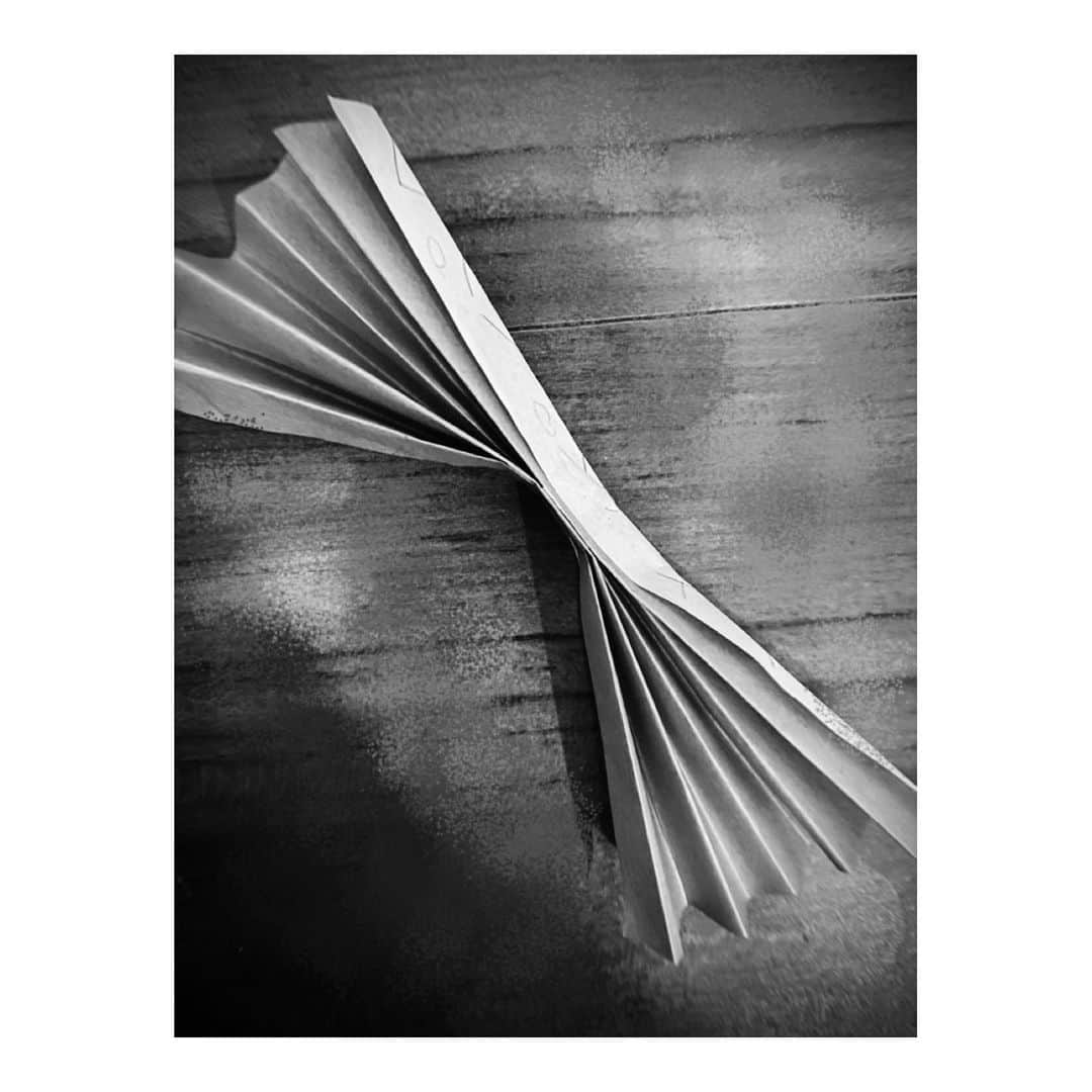 橋本淳のインスタグラム：「. TBSドラマ「#家族募集します」 ご視聴ありがとうございました。  木村文乃さん演じる礼さんに ラブレターを渡すシーンを撮り終えたあと、  愛娘・雫(宮崎莉里沙ちゃん)から ラブレターをもらいました。。  ありがとう。 パパ泣いちゃうよ、、、 . . . #家族募集します」