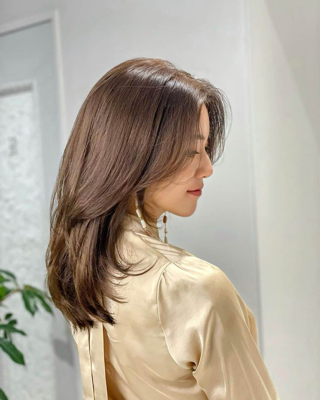 石井里奈さんのインスタグラム写真 - (石井里奈Instagram)「こんばんは🧡✨ . 今日は秋のNewHair💇‍♀️💕 @zacc_miyagawa のところでカット&トリートメントへ✨ 髪の毛伸ばし中なので毛先を整えて扱いやすい髪の毛にしてもらいました💕 . 顔周りに後れ毛作ってもらってからまとめ髪でも可愛くていい感じ🙆‍♀️❤️ . 髪の毛も秋、お洋服も秋ということでネイルも秋ネイル💅🍁 @risa.ujunail おまかせデザイン！ 今回もトレンド満載💕シルバーアクセすること増えたのでシルバー、秋、モテなネイルにしてもらいました❤️ . tops&skirt... @fabulousangela_official  . 今日もお疲れさまでした🧡 . #ヘアアレンジ #hairarrange #ハーフアップ #女子アナ #モテヘア #ヘアスタイル #ミディアム #hairstyle #田中みな実 #hair #hairarrange #就活ヘア #就活メイク #オフィスコーデ  #ol #会社員 #簡単ヘアアレンジ #ナチュラル #ナチュラルメイク #natural #naturalbeauty #naturalmakeup #簡単アレンジ #秋ヘア #秋メイク #beauty #ビューティー #里奈ちゃんヘア #秋カラー #秋ヘア #韓国ヘア #韓国メイク」9月4日 20時07分 - ri7tin1025