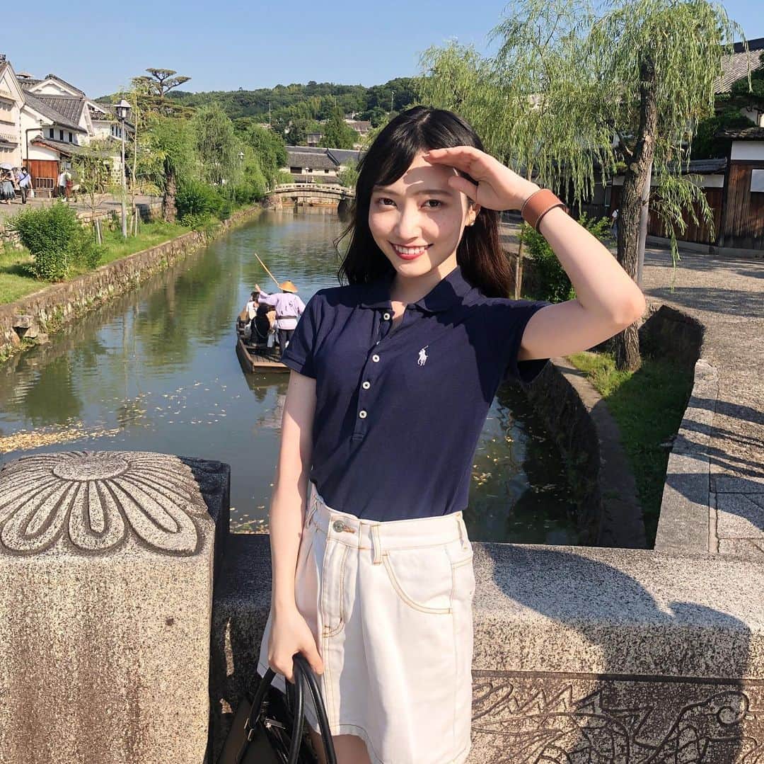 末井櫻子のインスタグラム：「🍑 ． ． 夏が終わる前に思い出載せようキャンペーン🐱 ． ． 両親と弾丸で行った美観地区🌿 高校の遠足以来だったかな〜 ． ． ゆっくり歩くだけでも楽しめた☺︎ 桃のスイーツ食べられなかったのだけ後悔！笑 ． ． ． #美観地区  #倉敷美観地区  #アイビースクエア  #岡山 #岡山観光 #低身長コーデ」