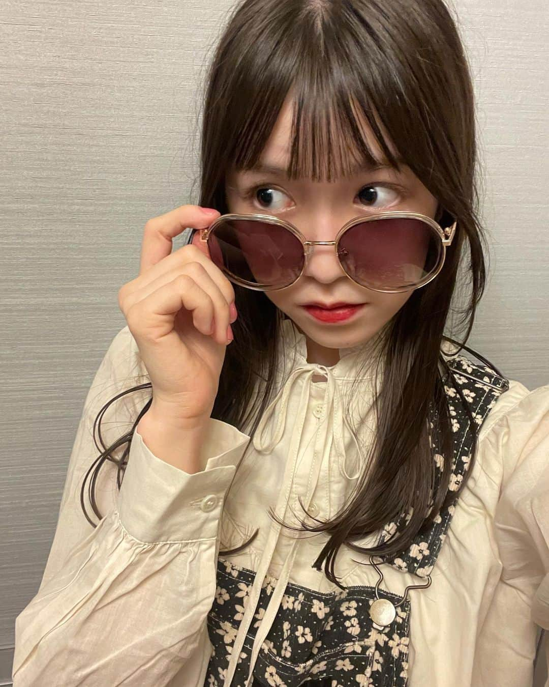 町田恵里那さんのインスタグラム写真 - (町田恵里那Instagram)「☁︎☽ おっきいサングラス🖤´‐ ⁡ ⁡ 形がとってもキュートで、 つけるだけでコーデの雰囲気が ぐぐんとお洒落になります‪ꔛ‬ ✈︎ ⁡ ⁡ 濃いめのリップとも相性抜群でした💗💗 ⁡ ⁡ ((タグ付けしてます𖦹𖦹 ⁡ ⁡ ⁡ ⁡ ⁡ ⁡ ⁡  #エリナパレット #町田恵里那 #frenchgirly #フレンチガーリー #epine #épine #エピヌ #おパリ #おパリ女子 #モノトーンコーデ #ガーリーコーデ #サングラス #サングラス女子」9月4日 20時14分 - machida_erina122