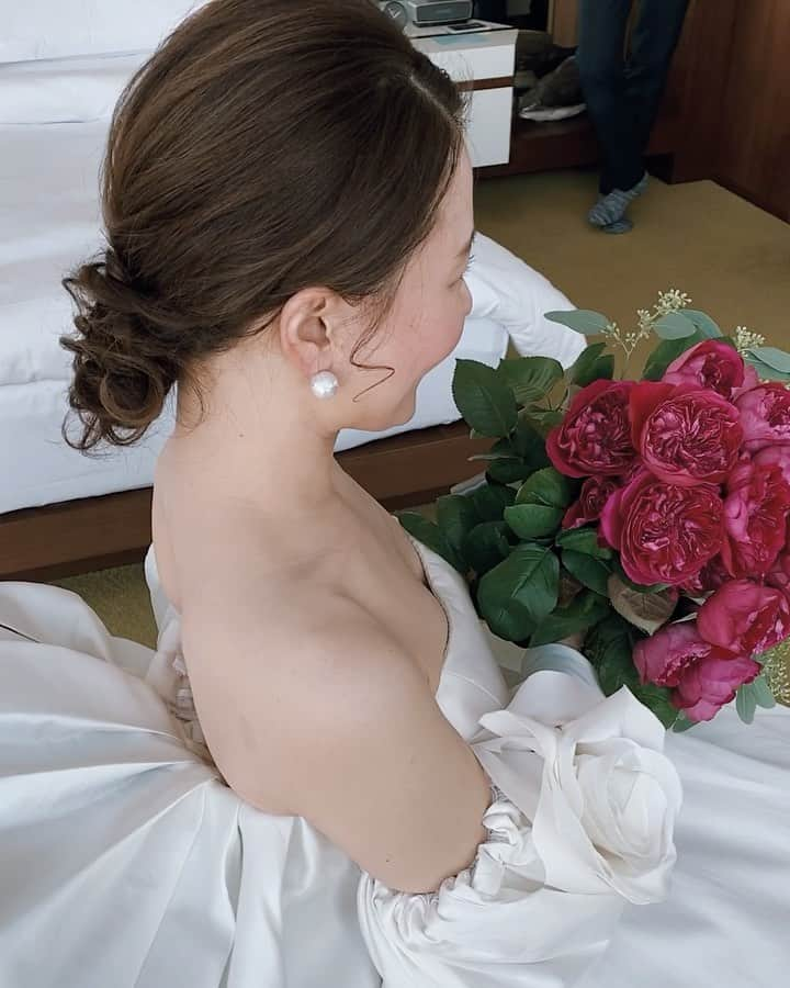 yuudaiのインスタグラム：「wedding hair make💄✨ @yukino.maisonderirebride  とってもおしゃれな花嫁様👰‍♀️💕 もみあげのカールは大切なポイント☝️✨ ・ ・ #前撮りドレス#動画編集#映像#映像制作#映像クリエイター#前撮り洋装#プロフィールムービー#エンドロール#前撮り写真#結婚式ムービー#ムービー#結婚式エンドロール#結婚式動画#ウェディングムービー#オープニングムービー#結婚式撮影#結婚式映像#ブライダルヘアメイク#ヘアアクセサリー#ウェディングドレス#ブライダルネイル#外注ヘアメイク#パレス花嫁#グラハイ花嫁 #アンダーズ花嫁#東京會舘花嫁#アンダーズ東京#東京會舘#パレスホテル#グランドハイアット東京」