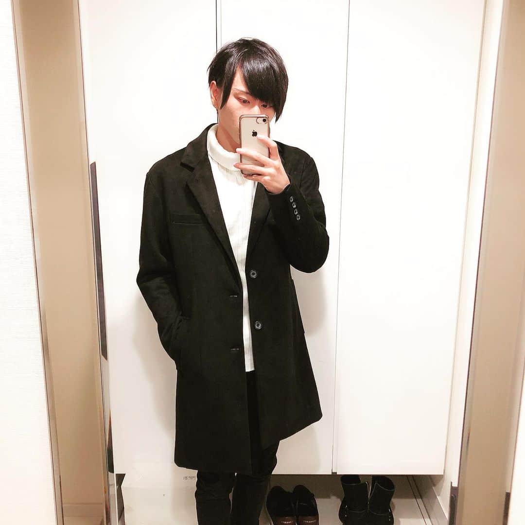みやゆうのインスタグラム：「秋冬 2018.11  空気が寒くなってきたら、白ニット。 冬が近づいてきたら、チェスターコート。  #みやゆう #みやゆうさん」