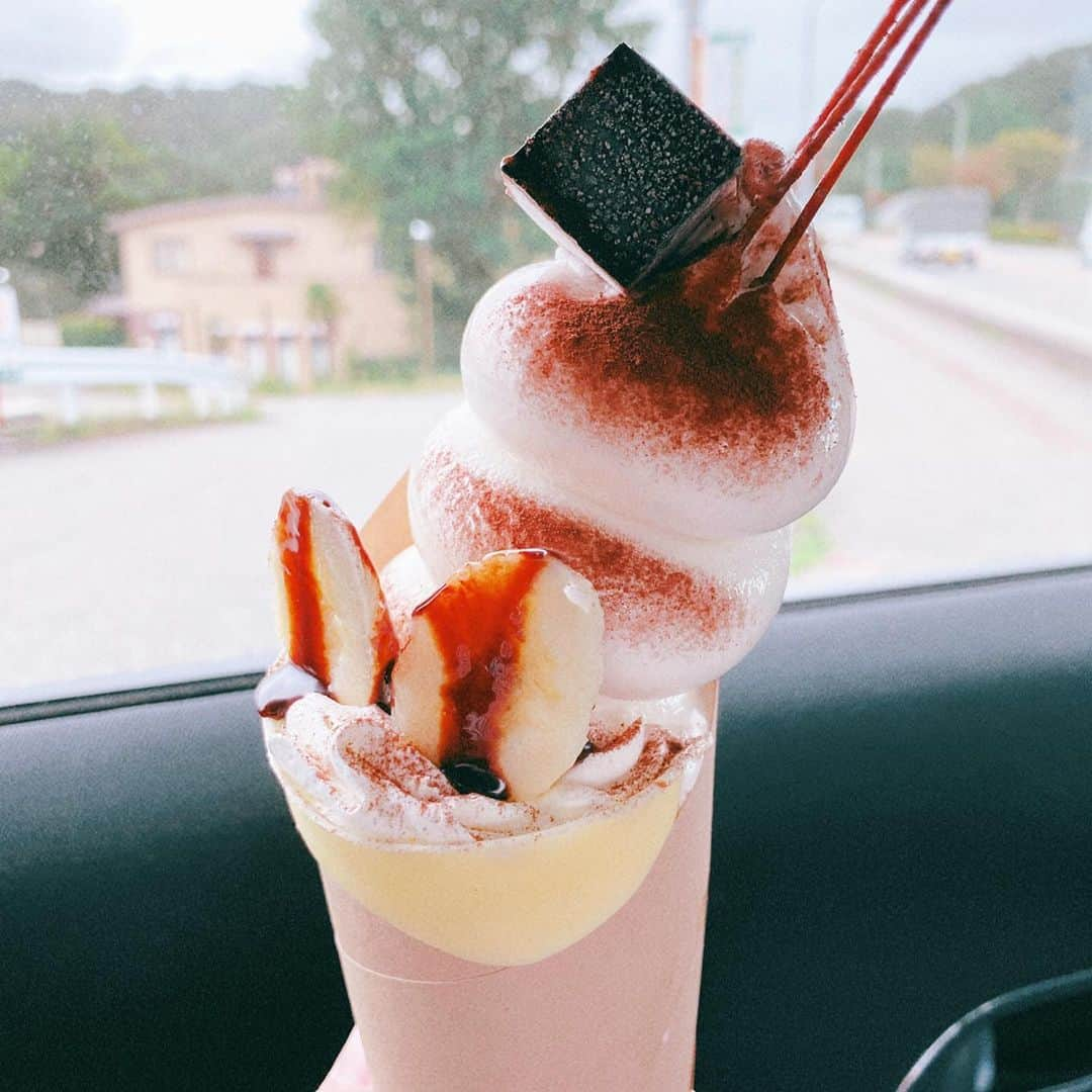 堀池真緒さんのインスタグラム写真 - (堀池真緒Instagram)「お久しぶりの #富山スイーツ探訪 🍦💕 気になっていた五福の #まるくーぷ さん✨ チョコバナナのソフトクレープ😋🍦🍫🍌🧡 ハンバーガーもテイクアウトで🍔🥡 ボリュームたっぷりで美味しかったです❤︎(写真忘れ💦) . 少しずつ、お仕事再開してます🎤 .  #富山スイーツ #富山カフェ #富山グルメ #富山テイクアウトグルメ #富山 #toyama #富山市 #五福 #クレープ #ソフトクレープ #ソフトクリーム #チョコバナナ」9月4日 20時35分 - horiikemao