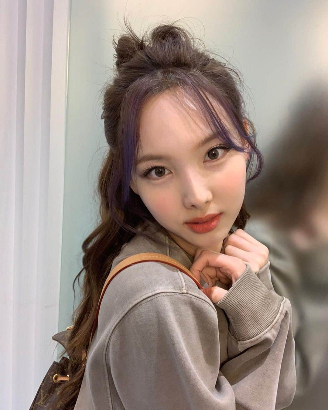 TWICEさんのインスタグラム写真 - (TWICEInstagram)「Guess which color is in my hair 💜 힌트는 (Hint is) 😈👾🙆‍♀️🌂🦄☂️🫐🍇」9月4日 20時57分 - twicetagram