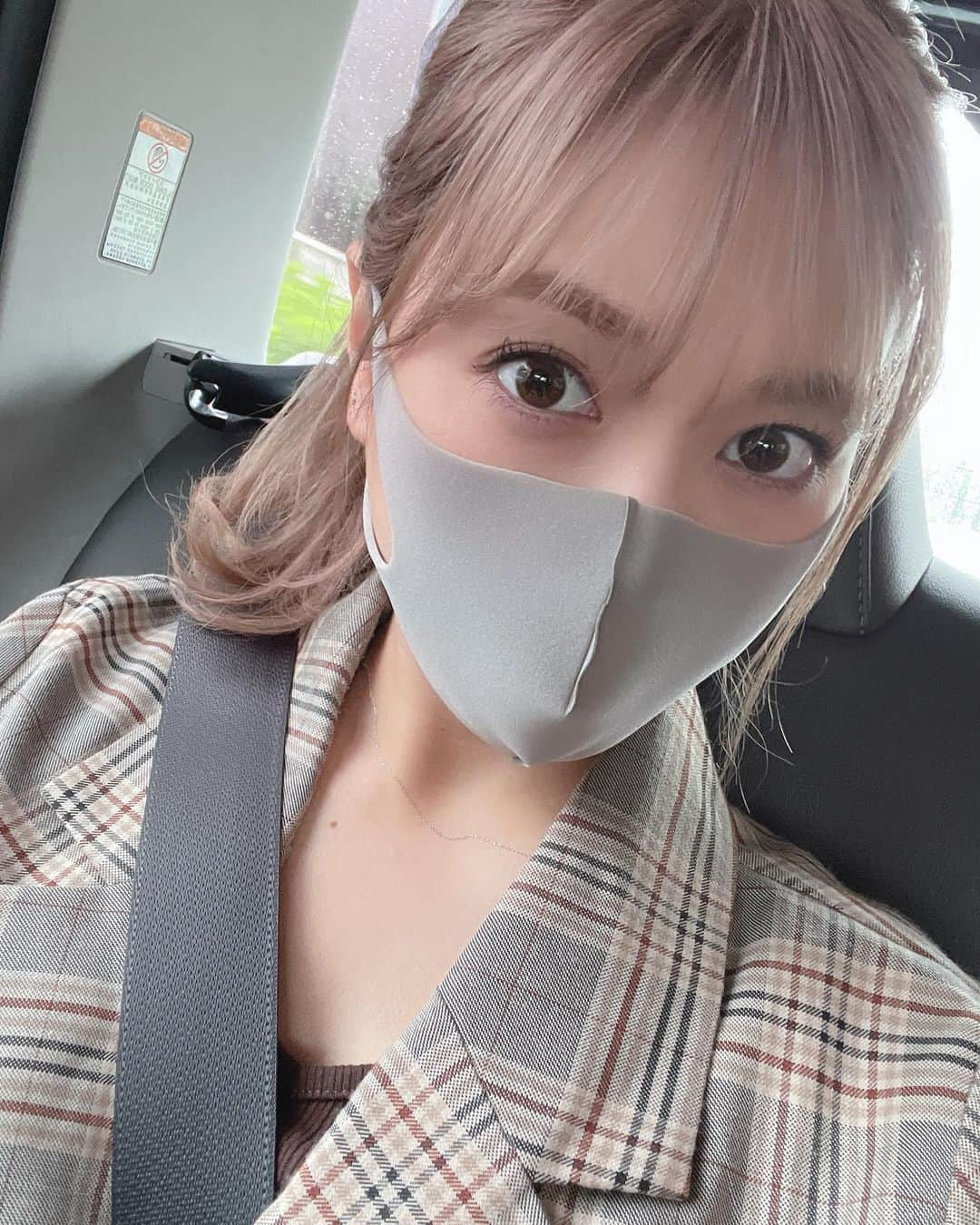 大島麻衣さんのインスタグラム写真 - (大島麻衣Instagram)「New Hair colorです♡ ブリーチしてるので色が抜けると黄色みが強くなって、それも可愛いくて好きなんだけどもう少し落ち着いた感じの綺麗な色にしたい！とざっくり話してまたまた綺麗な色味にしてくれました👏 けーすけさん @u_realm_keisuke との付き合いは長いのでカウンセリングとか全ての時間が短く阿吽の呼吸で私が言いたいことをわかってくれるとてもありがたい天才さんです🤩👍 #newhaircolor #hiarcolor #hiarstyle #헤어스타일 #헤어 #헤어컬러」9月4日 21時04分 - maioshima911