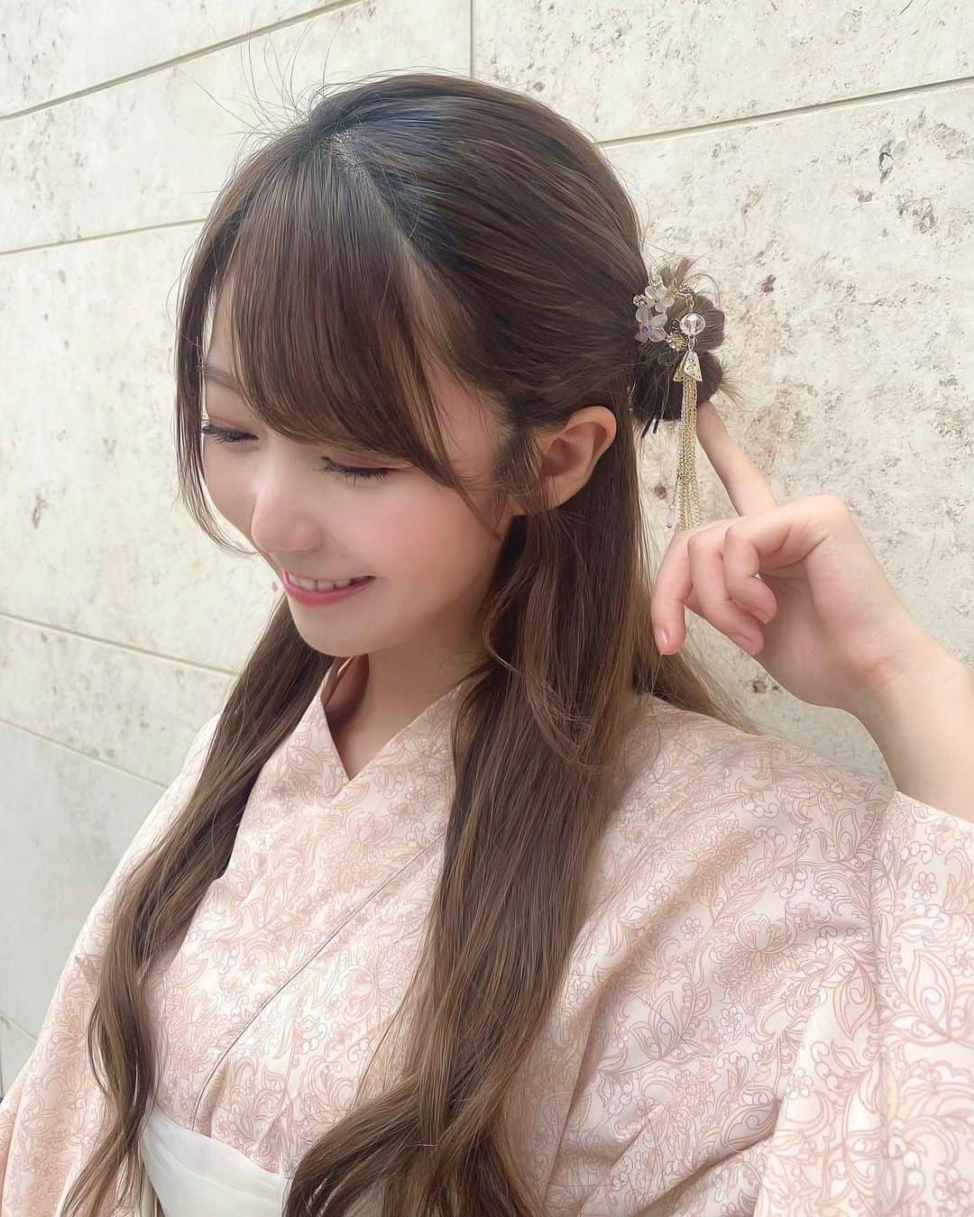 大谷映美里さんのインスタグラム写真 - (大谷映美里Instagram)「去年買ったけど一度も着れなかった浴衣 今日のお話し会でやっと着れた🐈🤍 ㅤㅤㅤㅤㅤㅤㅤㅤㅤㅤㅤㅤㅤ 自分で着付けするの久しぶりだったけど なんとか良い感じ、、！？👍🏻🎀 ㅤㅤㅤㅤㅤㅤㅤㅤㅤㅤㅤㅤㅤ 帯はかるた結び（いちばん簡単！）、 オーガンジーのふわふわは2回リボン結びしてから 帯に入れ込んでみたよ💕 ㅤㅤㅤㅤㅤㅤㅤㅤㅤㅤㅤㅤㅤ 髪型はハーフアップにして、サイドにお団子ひとつ🍡 珍しくぴんく色！お話し会明日もよろしくね〜 ㅤㅤㅤㅤㅤㅤㅤㅤㅤㅤㅤㅤㅤ #rili_tokyo #浴衣」9月4日 21時16分 - otani_emiri