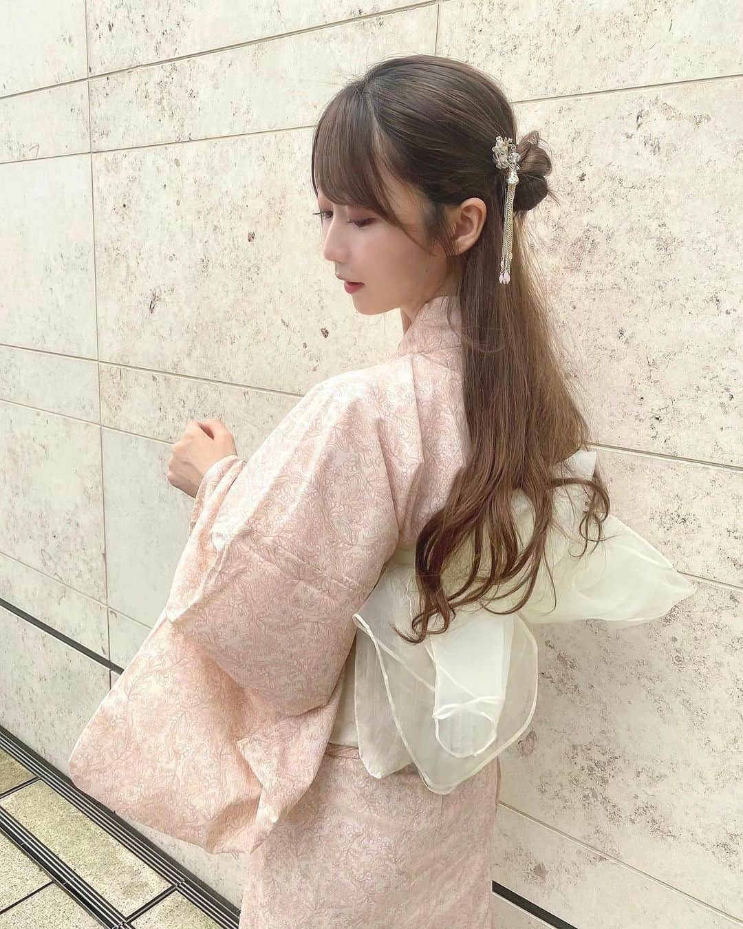 大谷映美里さんのインスタグラム写真 - (大谷映美里Instagram)「去年買ったけど一度も着れなかった浴衣 今日のお話し会でやっと着れた🐈🤍 ㅤㅤㅤㅤㅤㅤㅤㅤㅤㅤㅤㅤㅤ 自分で着付けするの久しぶりだったけど なんとか良い感じ、、！？👍🏻🎀 ㅤㅤㅤㅤㅤㅤㅤㅤㅤㅤㅤㅤㅤ 帯はかるた結び（いちばん簡単！）、 オーガンジーのふわふわは2回リボン結びしてから 帯に入れ込んでみたよ💕 ㅤㅤㅤㅤㅤㅤㅤㅤㅤㅤㅤㅤㅤ 髪型はハーフアップにして、サイドにお団子ひとつ🍡 珍しくぴんく色！お話し会明日もよろしくね〜 ㅤㅤㅤㅤㅤㅤㅤㅤㅤㅤㅤㅤㅤ #rili_tokyo #浴衣」9月4日 21時16分 - otani_emiri