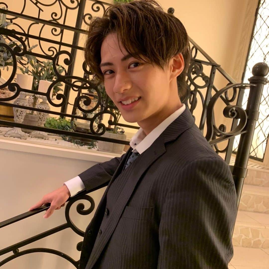 のインスタグラム：「大人っぽい雰囲気もどうですか？🤭  #スーツ #車」