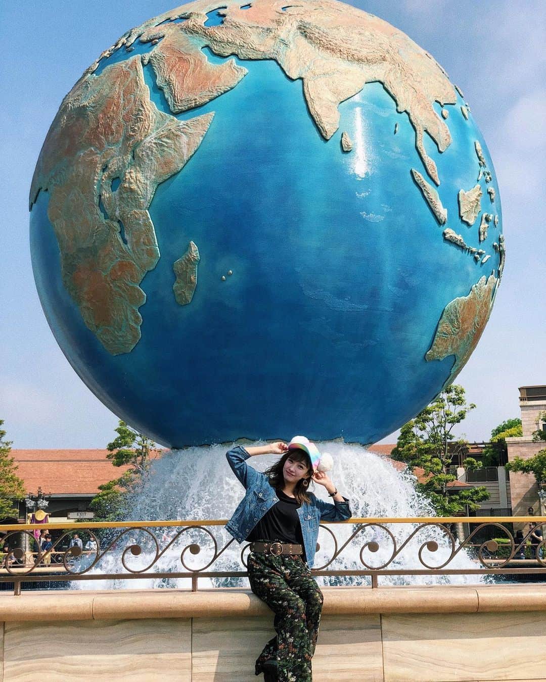 荻野可鈴のインスタグラム：「、  🌏𝕋𝕠𝕜𝕪𝕠 𝔻𝕚𝕤𝕟𝕖𝕪 𝕊𝕖𝕒 𝟚𝟘𝕥𝕙 𝕒𝕟𝕟𝕚𝕧𝕖𝕣𝕤𝕒𝕣𝕪🌋  9月4日は大好きな ディズニーシーのお誕生日！ 行くたびに幸せになれる場所…❤︎  私の顔などで時代を感じちゃう写真は 恥ずかしいけど幸せな思い出なので 載せちゃいます🚢⚓️  素敵な20周年になりますように💫  #tokyodisneysea #disney #disneysea #tds #東京ディズニーシー　#ディズニーシー　#ディズニーリゾート」