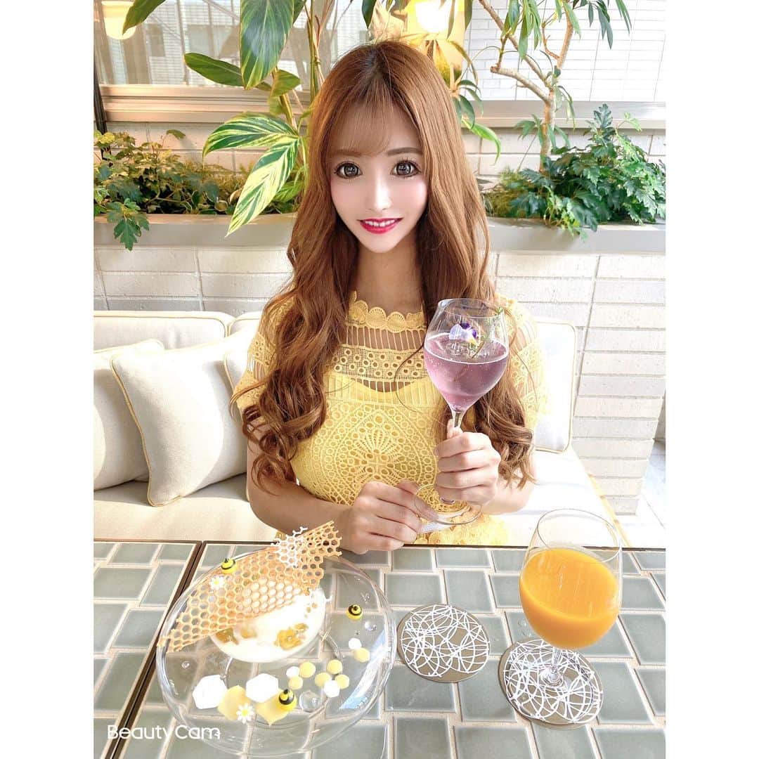 椿あいなのインスタグラム：「・ ・ 🍋カラー🫖💓 ・ ゆかちんとtwinsちゃん☺️🌼 ・ ・ @zentishotels  #北新地 #カフェ #女子会 #teatime #cafe #twins #ふたごコーデ  #大阪カフェ  #hotel」