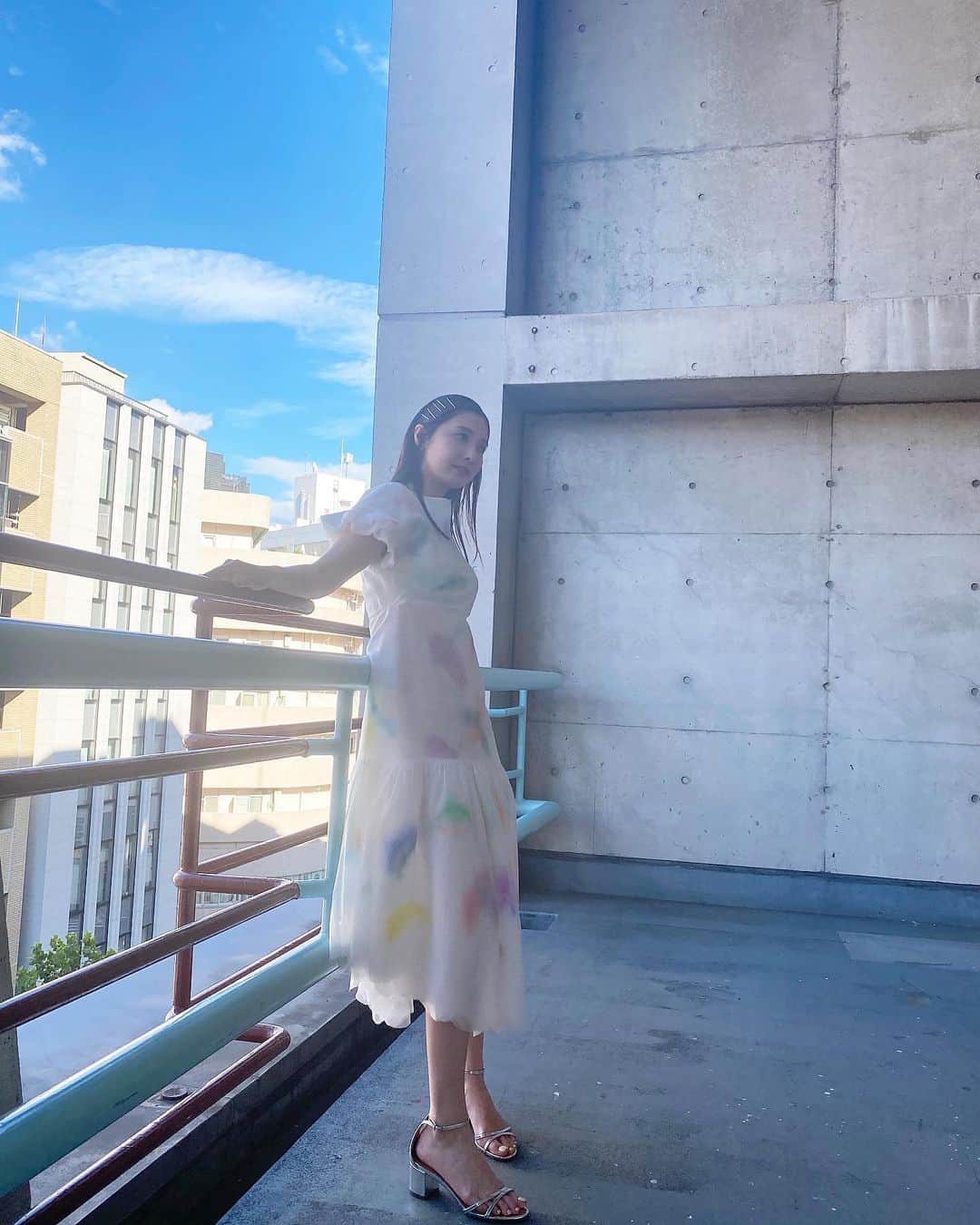 大石絵理のインスタグラム：「#naturalupdate 🦋💫🍋🥝 このワンピース、質問たくさんいただきました💓 フェザーがたくさんかわいい🥰」